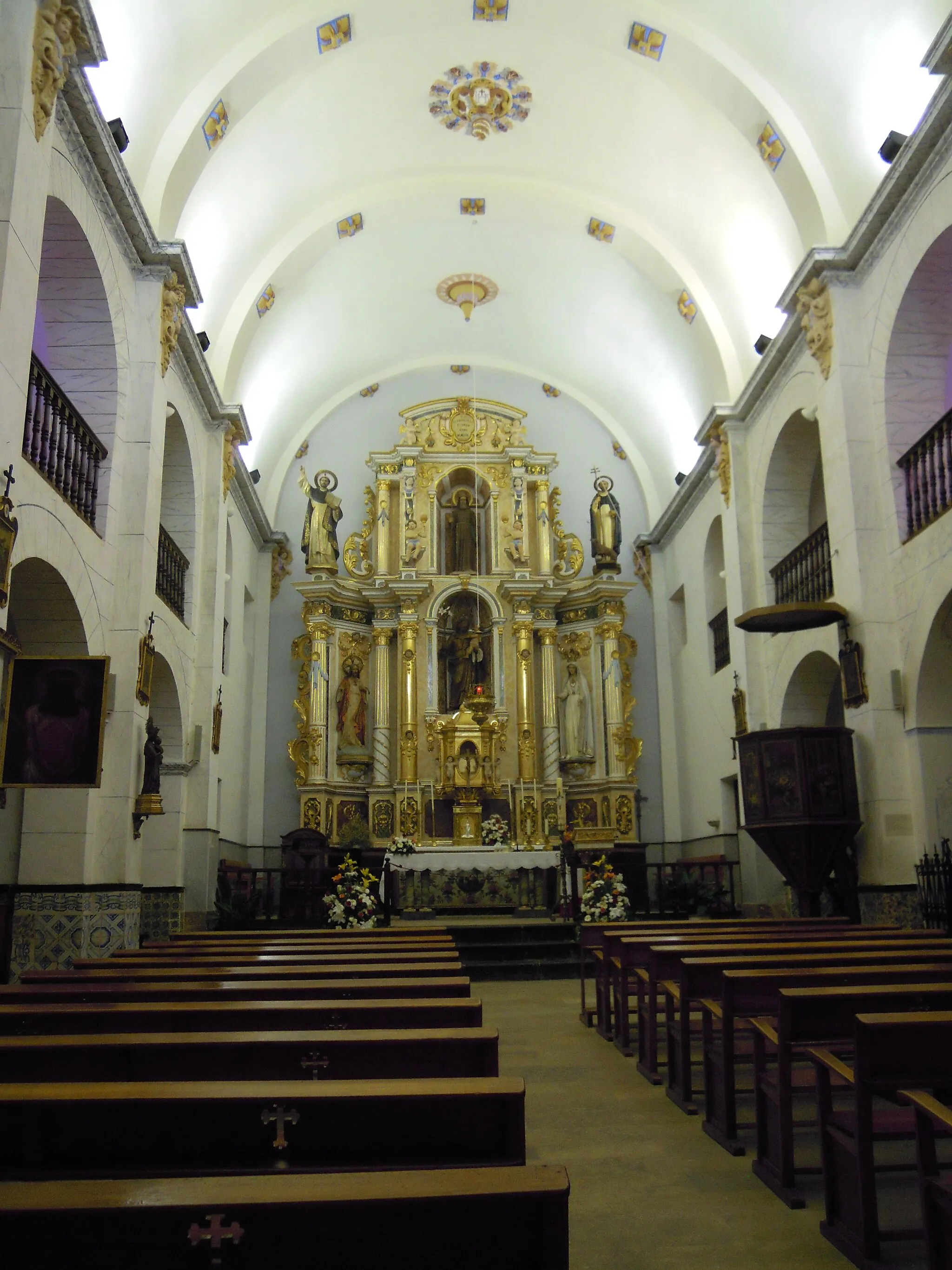 Photo showing: The interior of parish church of Sant Josep de sa Talaia, Ibiza

This is a photo of a historical area indexed in the Spanish heritage register of Bienes de Interés Cultural under the reference RI-53-0000349-00001.