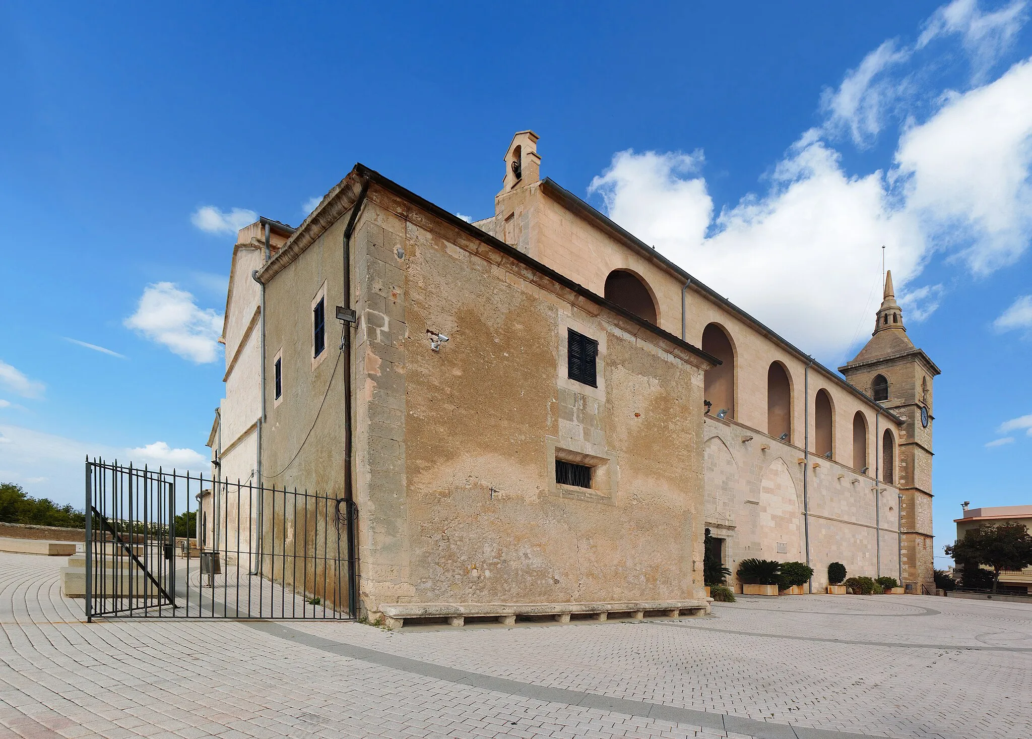 Photo showing: Església Santa Margalida, Santa Margalida, Majorca, Spain. Built 1560 - 1679. View from South-West