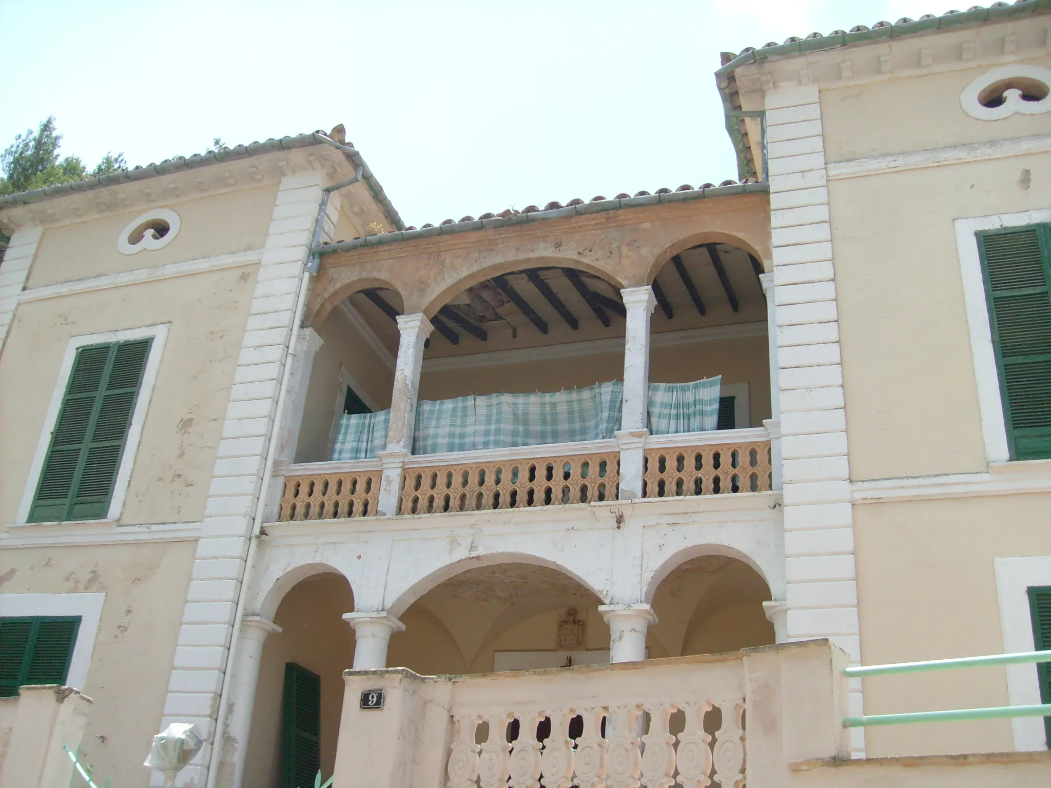 Photo showing: Segons el catàleg de patrimoni de l'Ajuntament de Selva, aquesta casa rep el nom de Ca Don Tomàs, Ca la Metgessa o Ca la Doctora. És una edificació de final del segle XIX de caràcter academicista.