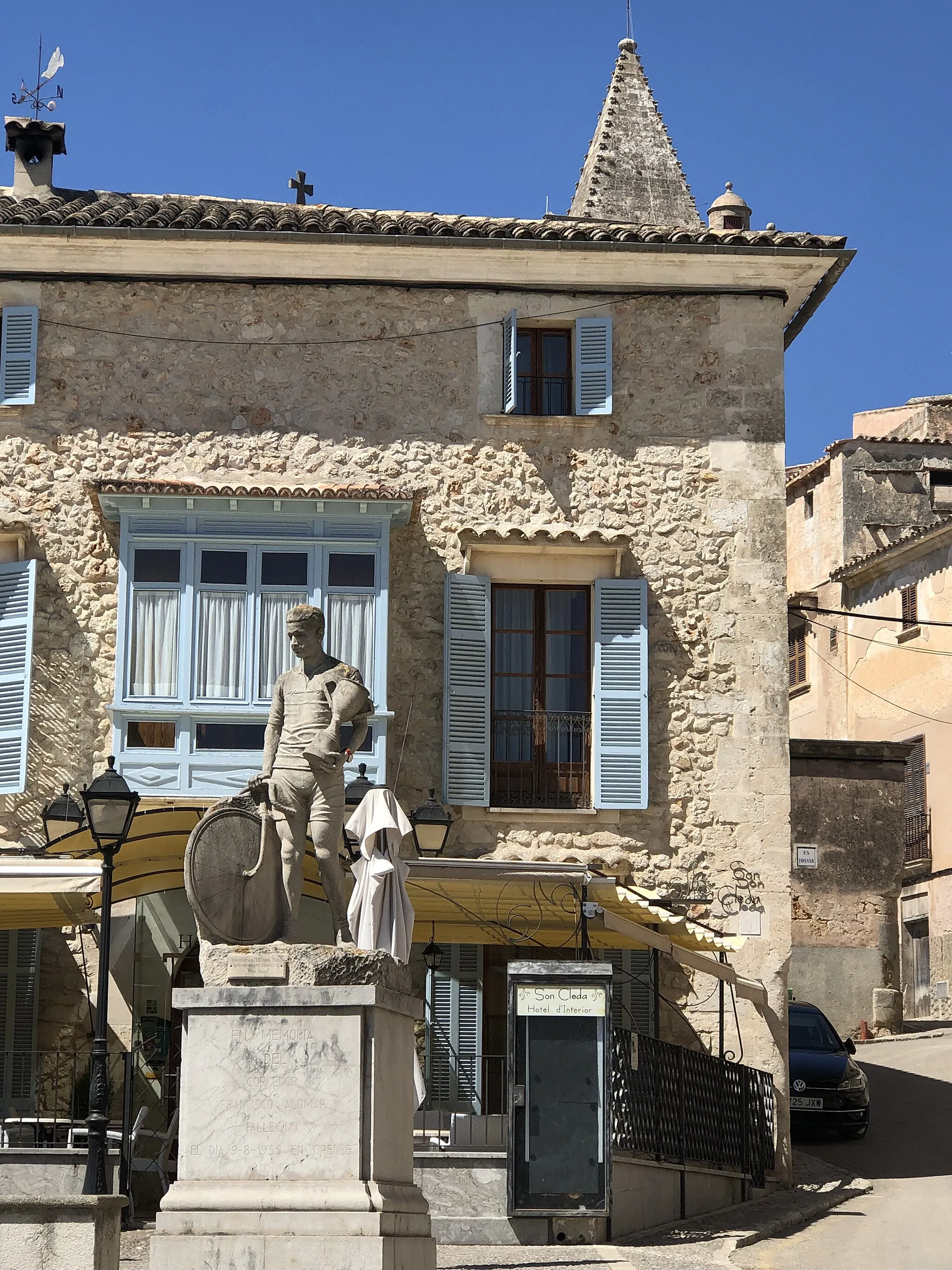 Photo showing: Escultura homenaje a Francesc Alomar en la Plaça del Fossar de Sineu