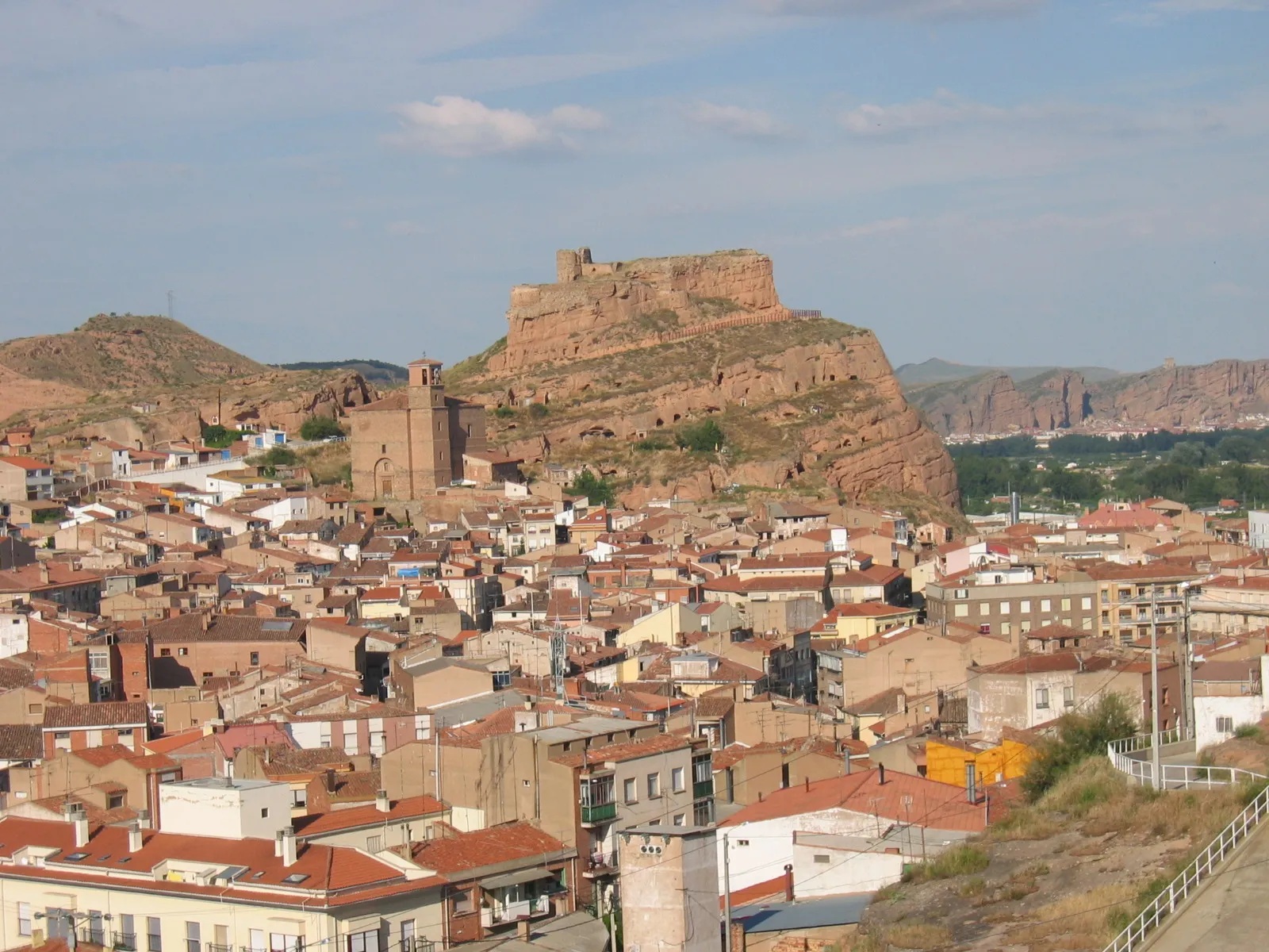 Photo showing: General view of en:Arnedo, La Rioja, Spain. The castle of this town can be seen on the background.