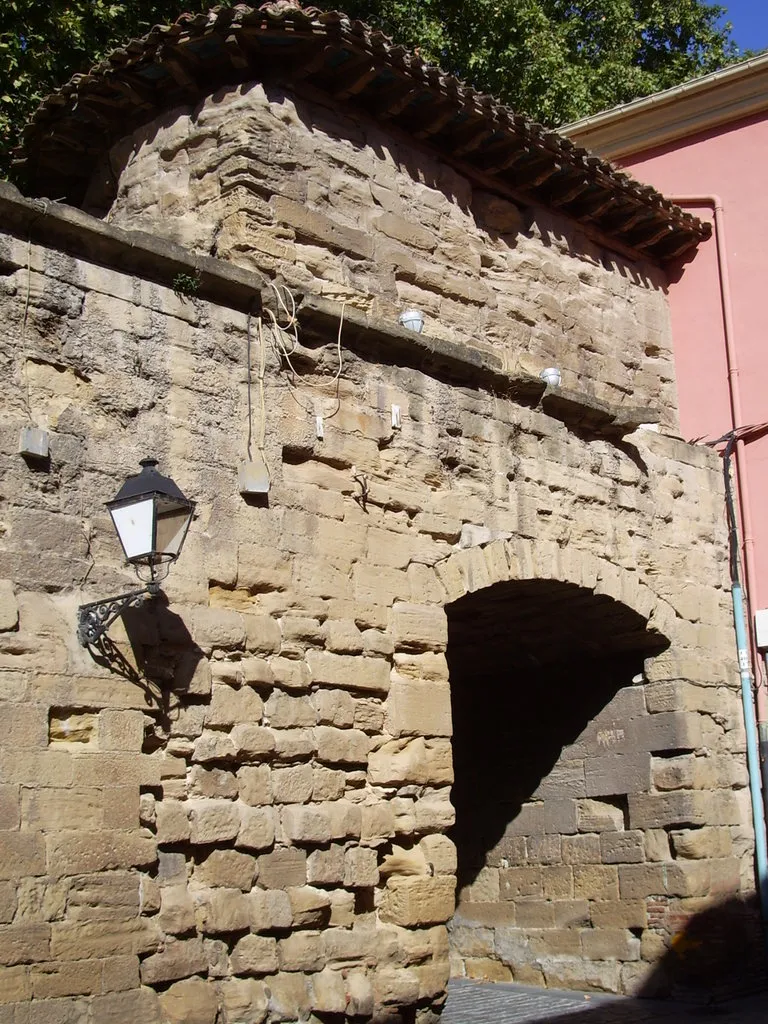 Photo showing: Arch of Revellín Wall in Logroño.