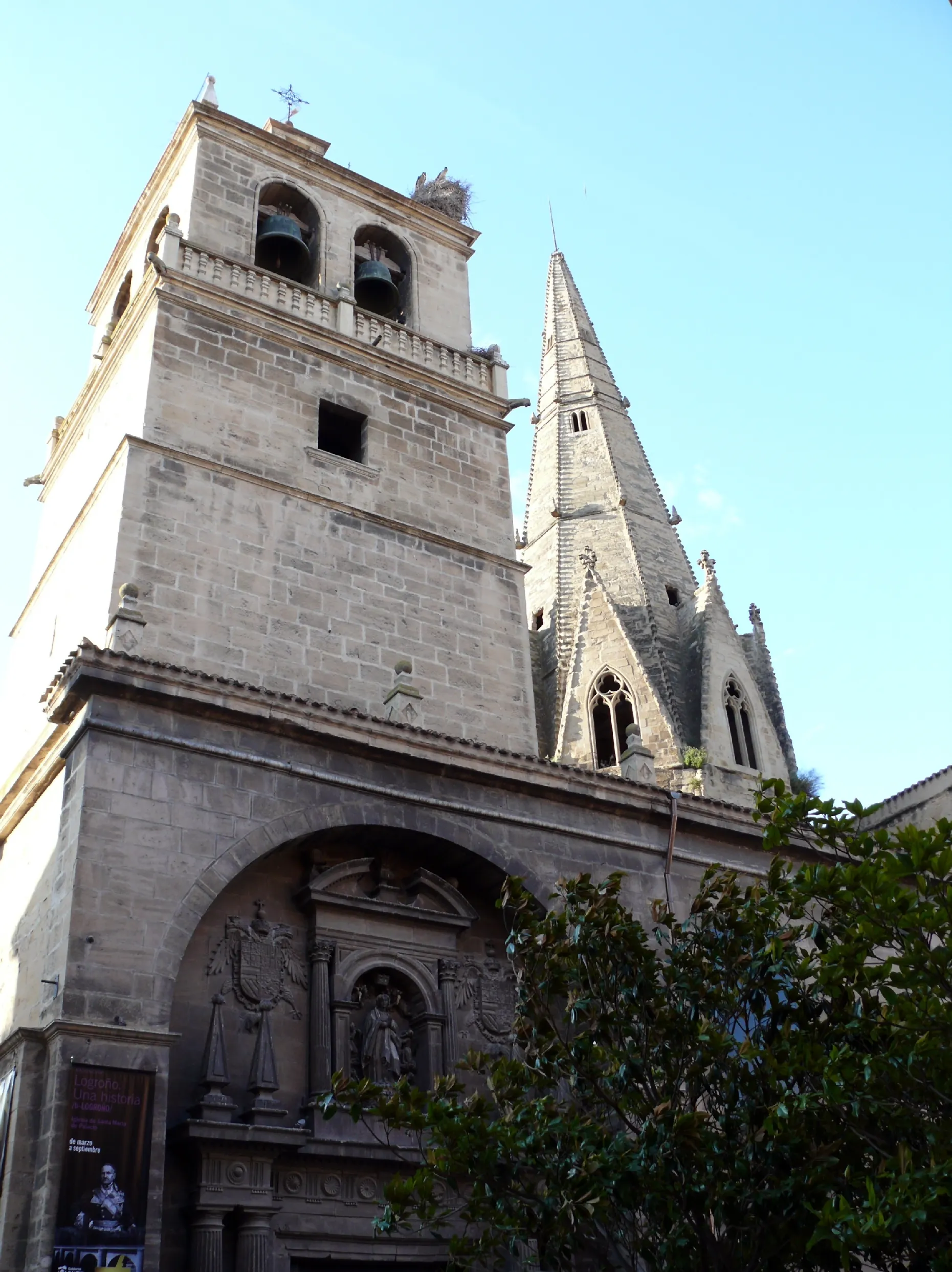 Photo showing: Vista exterior de la Iglesia Santa Maria de Palacio.