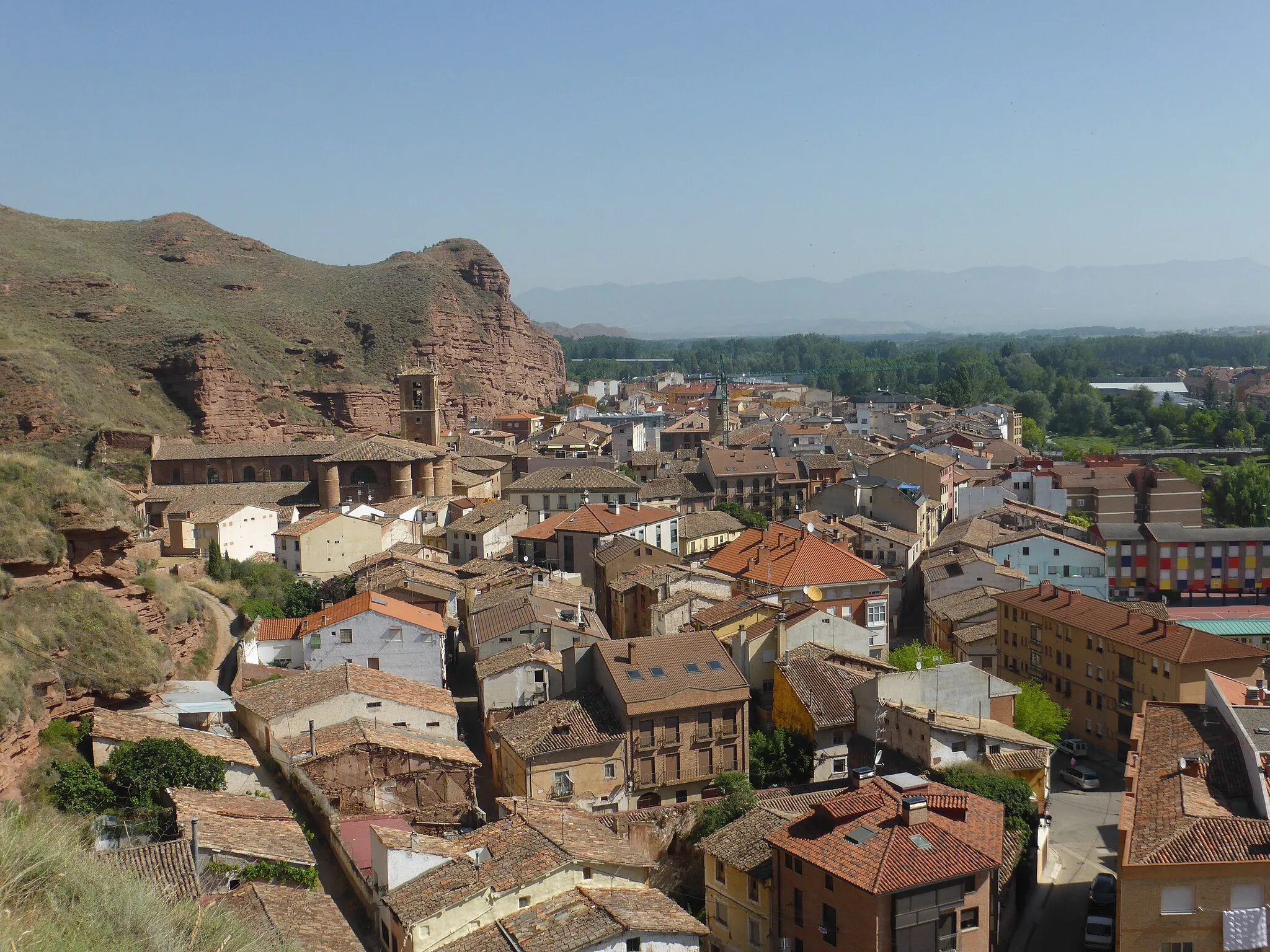 Photo showing: Vista tomada desde el camino que asciende a las cuevas. Se distingue el conjunto del Monasterio de Santa María la Real de Nájera, a la izquierda, al fondo, junto al cerro.