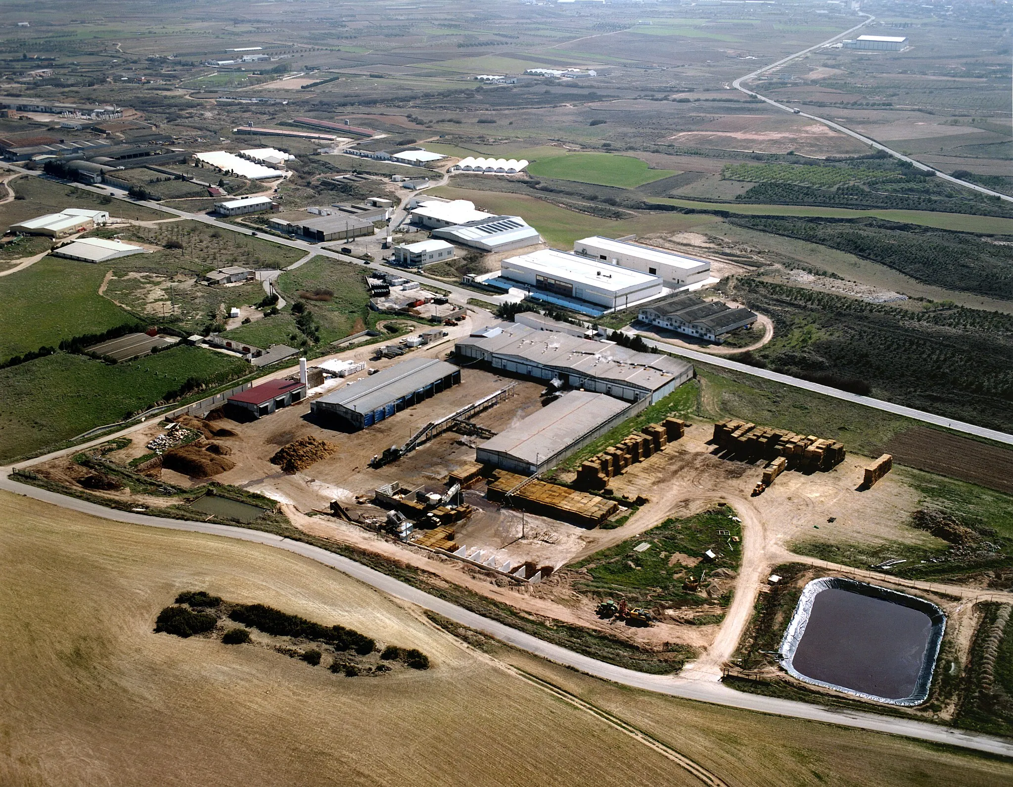 Photo showing: Planta de compostaje en Pradejón (La Rioja), la localidad que más champiñón y setas produce de España y la que cuenta con un mayor número de plantas de compostaje, concretamente con cinco.