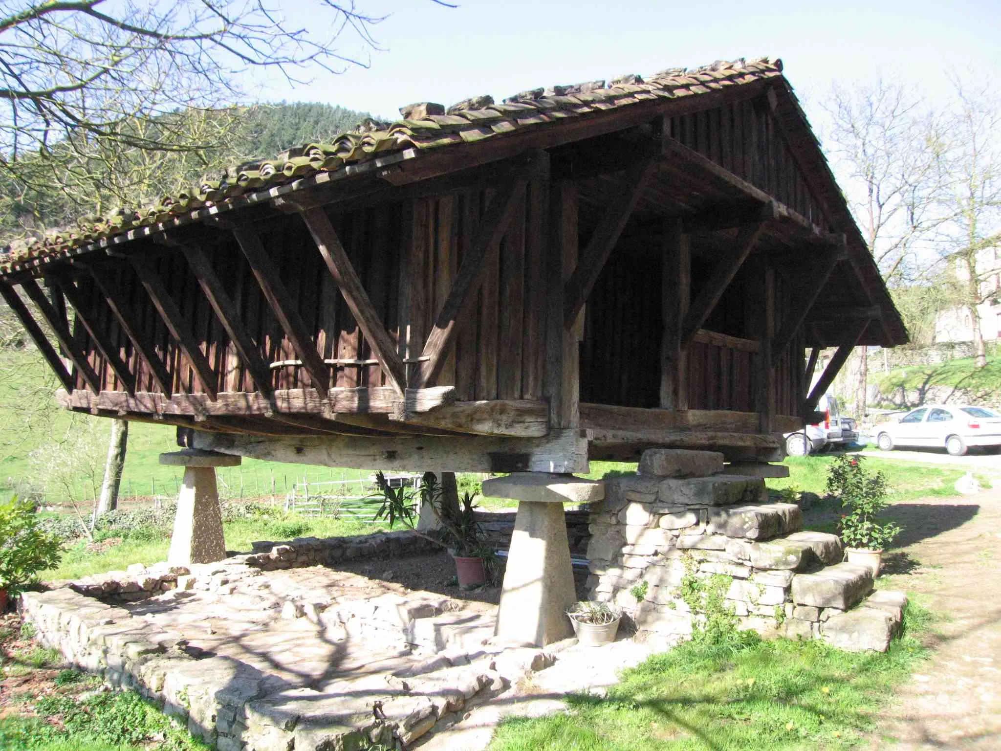 Photo showing: Granary of Agerre (also Agirre or Agarre) farm in Bergara (Guipuscoa, Basque Country)