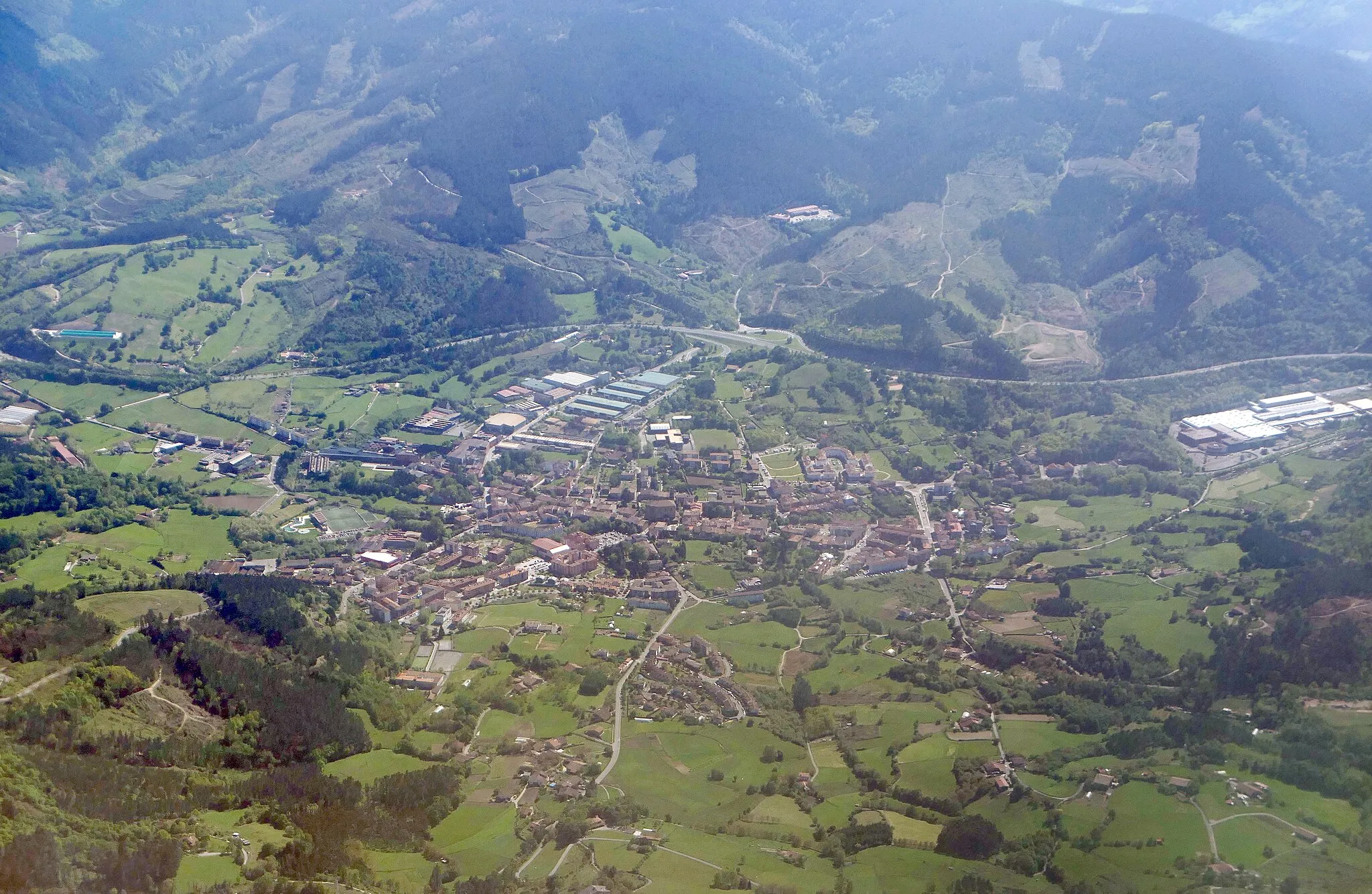 Photo showing: An aerial view of the town of Elorrio in the Basque Country.