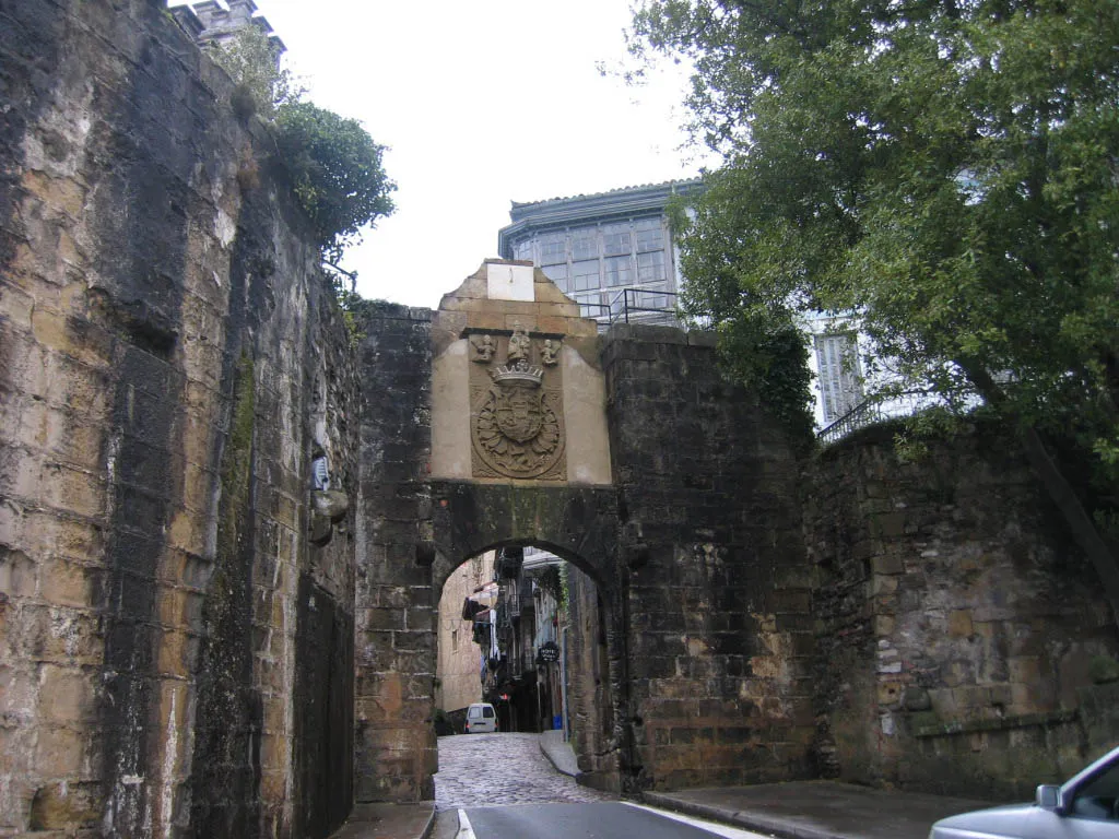 Photo showing: Fuenterrabía (Guipúzcoa)-Puerta de Santa María