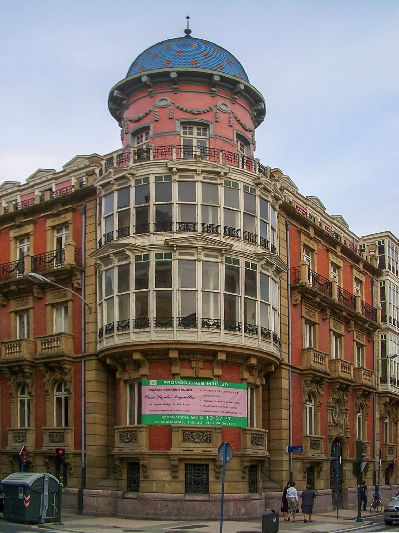 Photo showing: A building with a blue dome in Vitoria