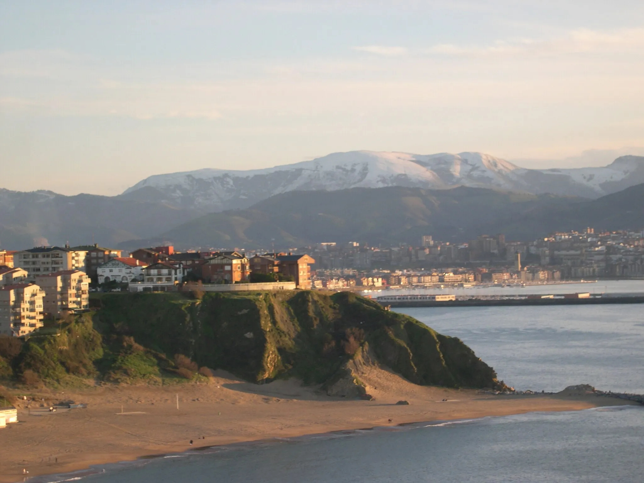 Photo showing: Getxo, Biscay, Basque Country. Arrigunaga Beach. Ganekogorta mountain.