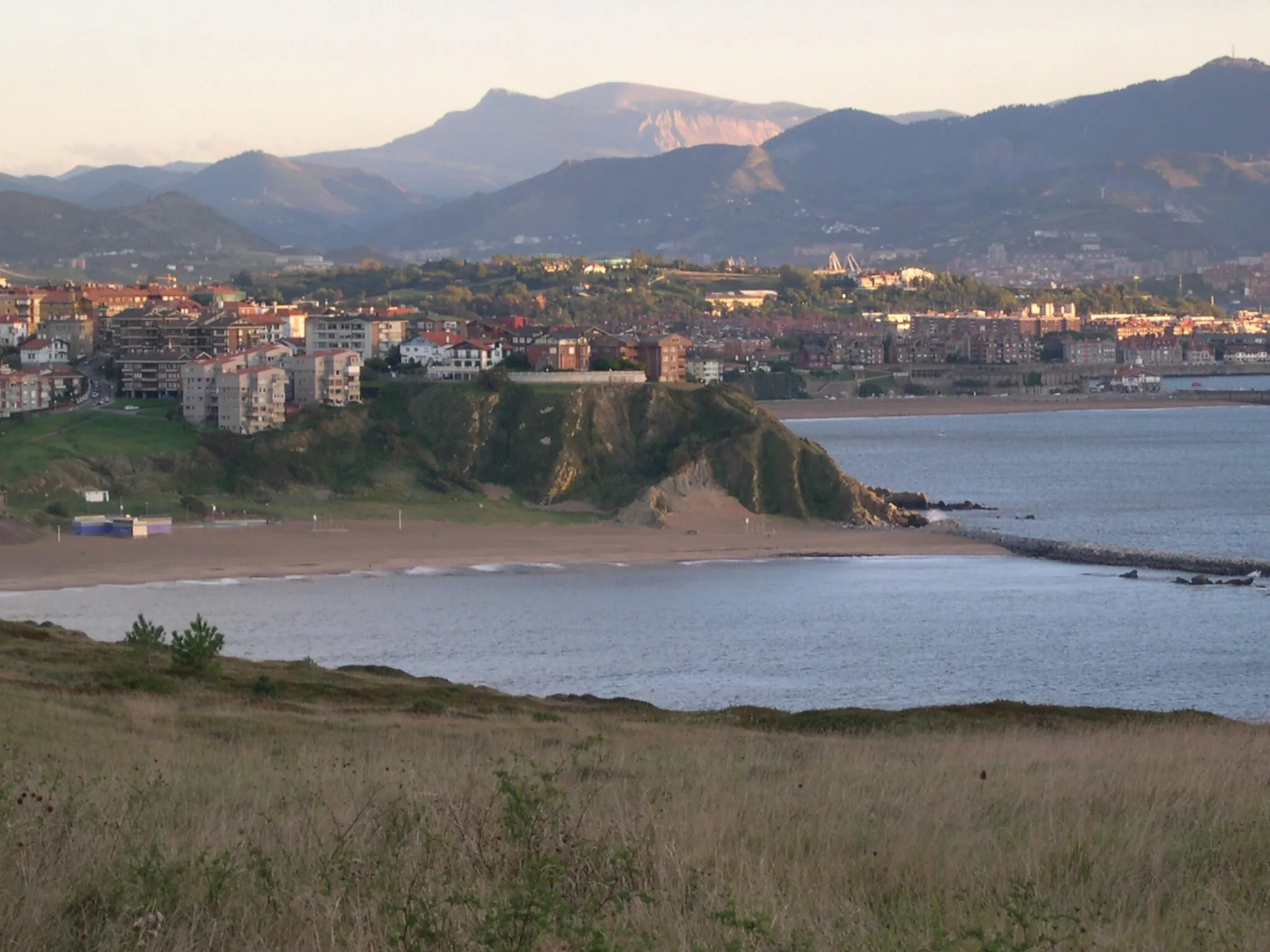 Photo showing: Getxo, Biscay, Basque County. Ganekogorta and Pagasarri mountains. Arrigunaga and Ereaga beaches.