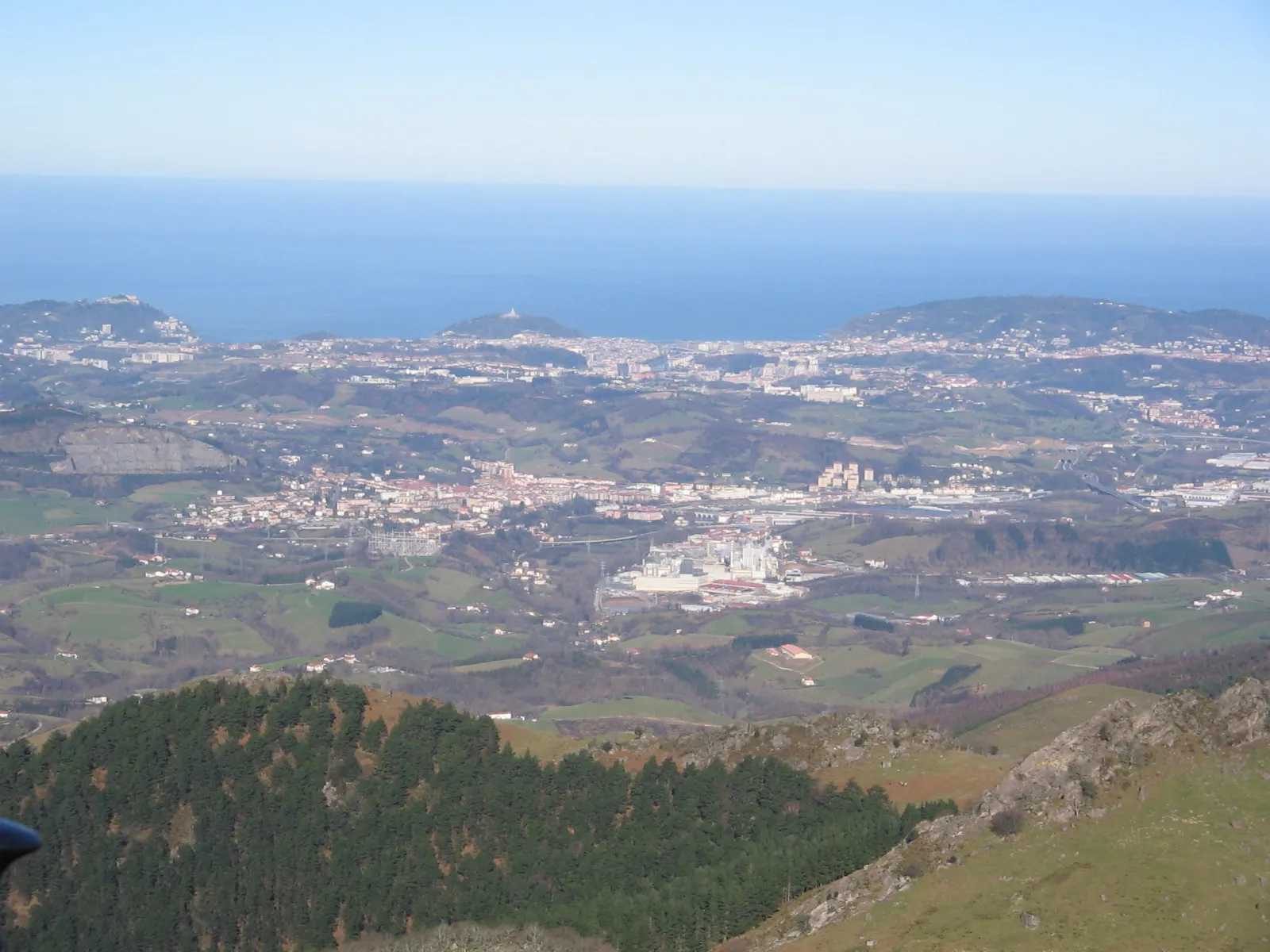 Photo showing: Donostia-San Sebastián and the ocean (Bay of Biscay) in the background, Hernani in the foreground