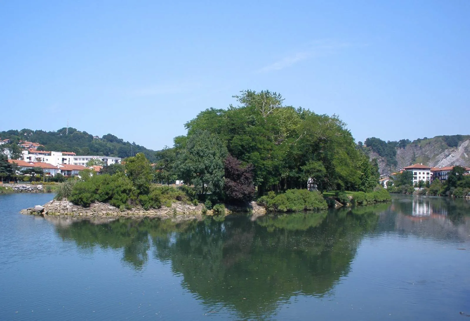 Photo showing: Isla de los Faisanes sobre el río Bisasoa, vista desde el lado español (Irún)