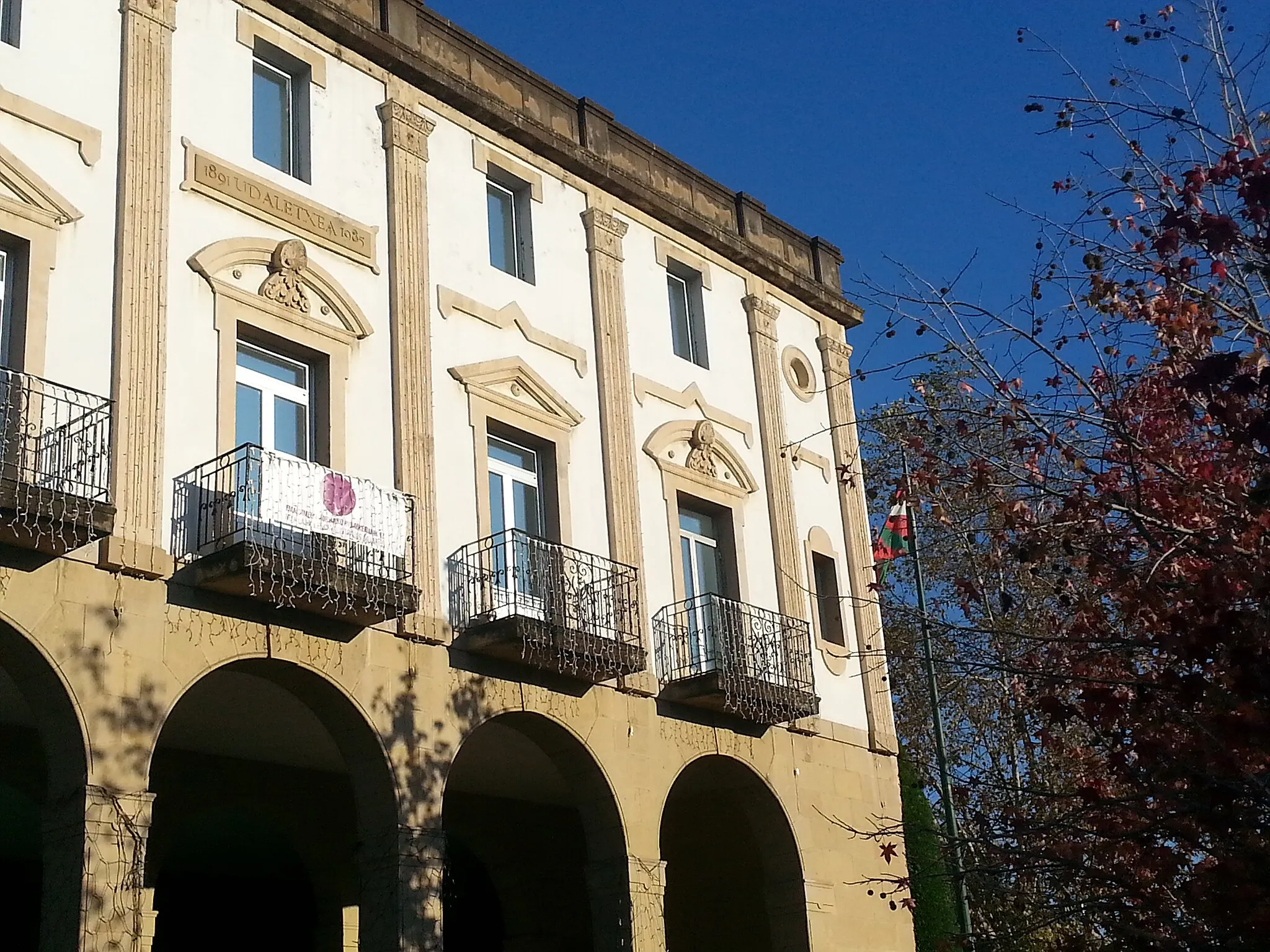 Photo showing: Leioa Town Hall. The violet point refers to The International Day for the Elimination of Violence against Women, 25 November. 43.327640, -2.986198. 43°19'39.5"N+2°59'10.3"W