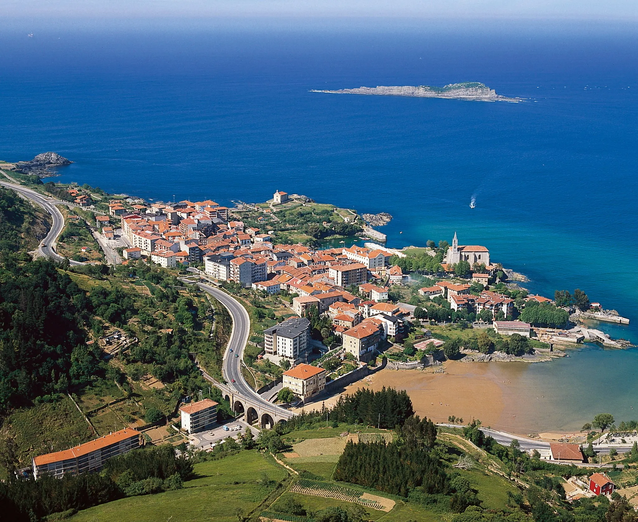 Photo showing: Mundaka and Izaro island. Bizkaia, Basque Country.
12th december 2000.