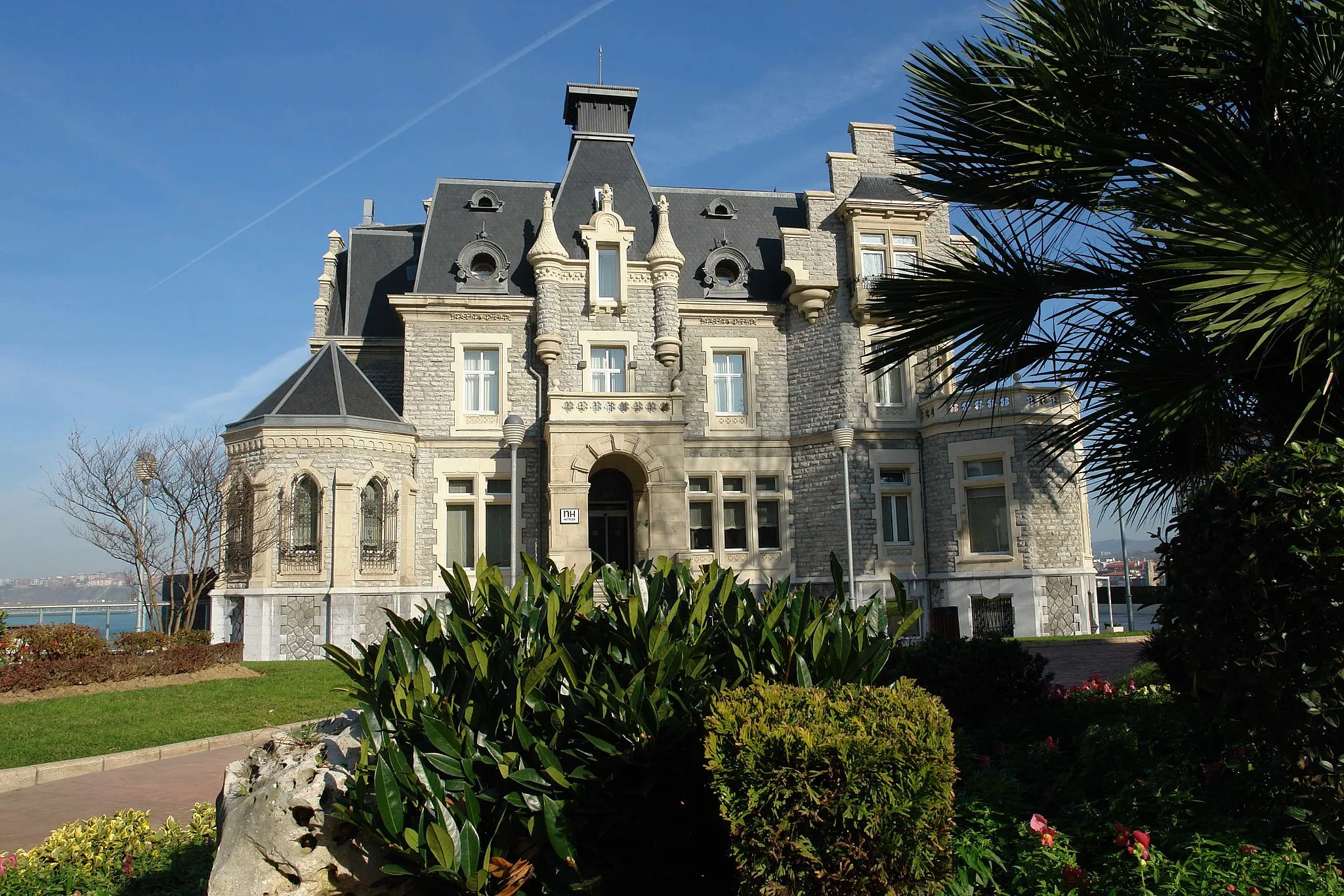 Photo showing: Antiguo Palacio de Oriol, actual Hotel NH Palacio Oriol