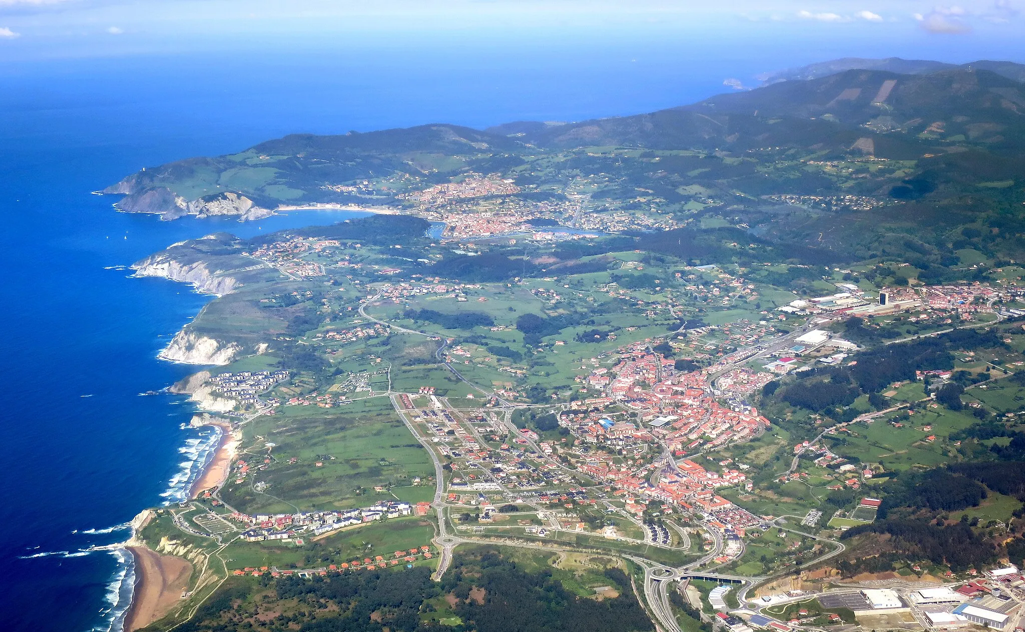 Photo showing: An aerial view of the coast north of Bilbao including the town of Sopela.