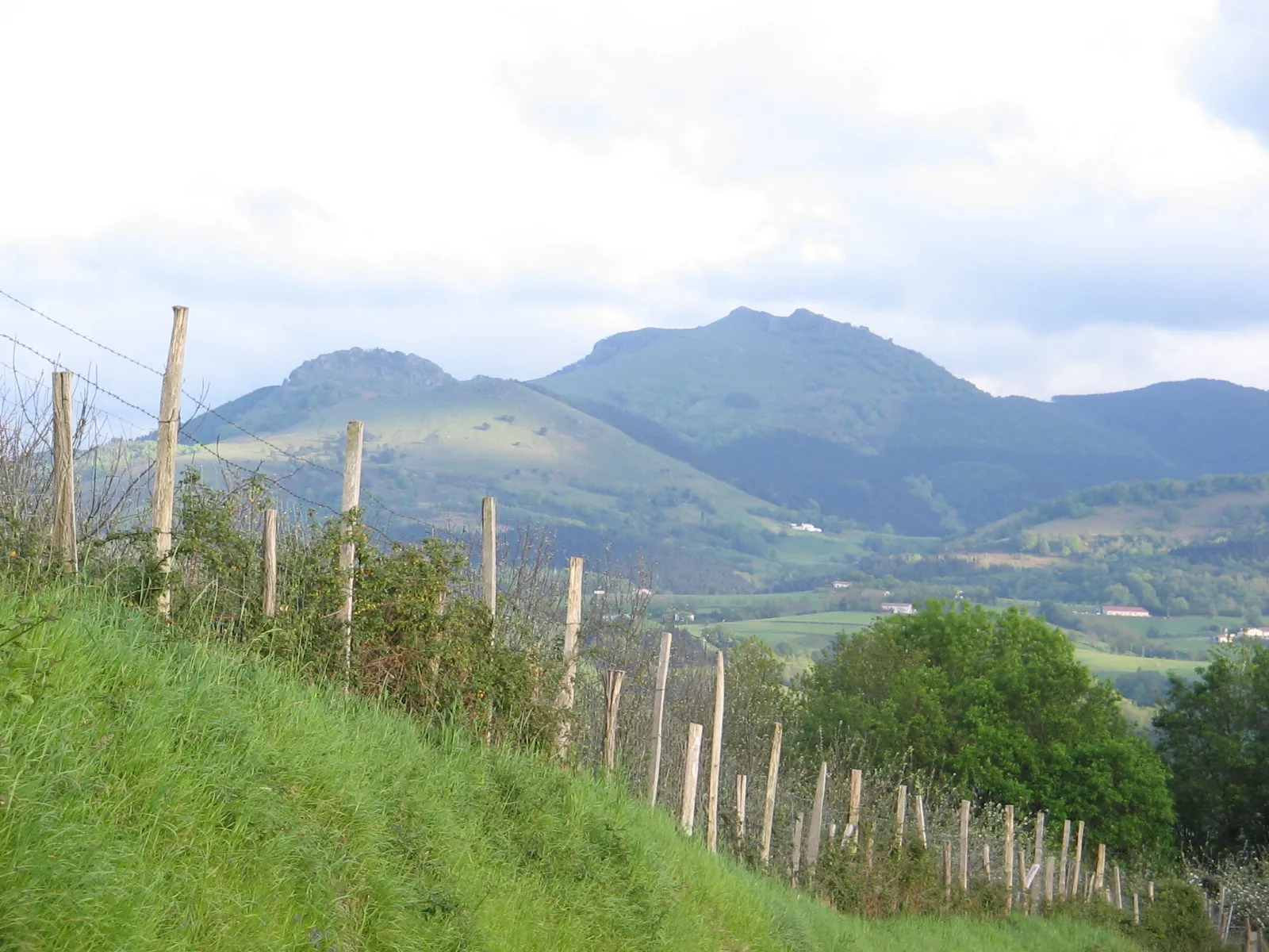 Photo showing: Rocks of Abaiarri and mountain Adarra.