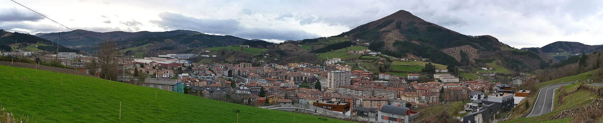 Photo showing: Zumarraga and Urretxu villages, and Irimo mountain. Gipuzkoa, Basque Country.