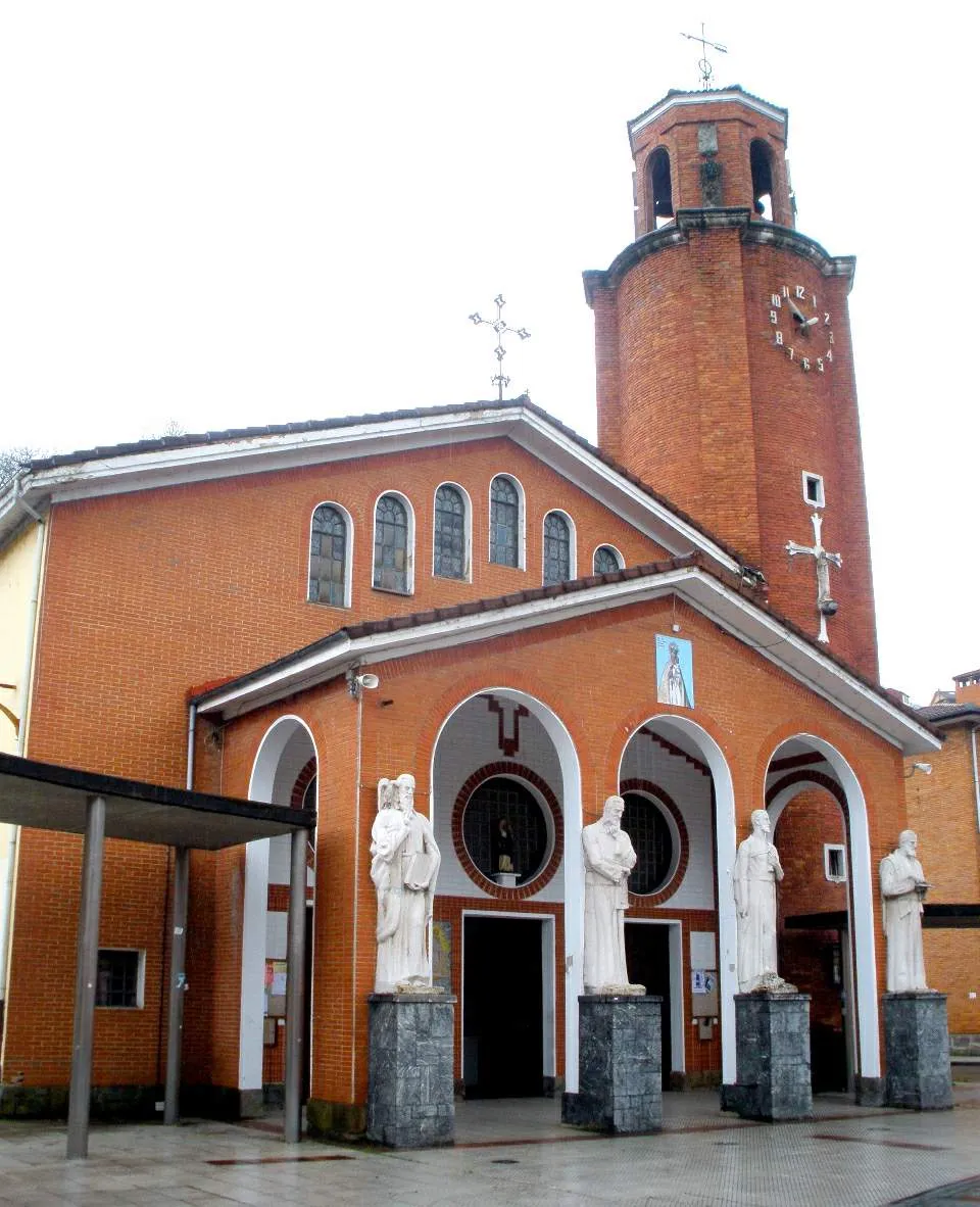 Photo showing: Blimea (San Martín del Rey Aurelio, Asturias) - Iglesia de Santa María de las Nieves