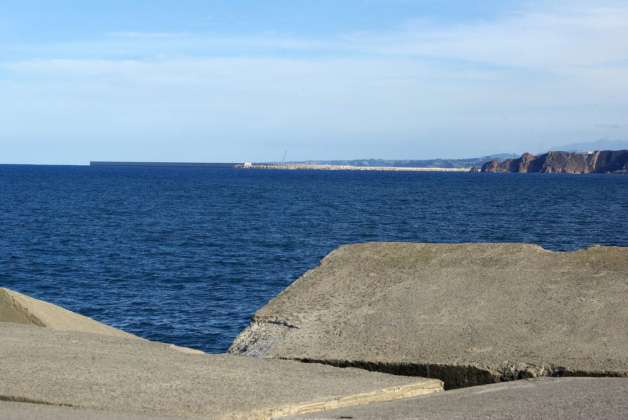 Photo showing: Port breakwater of Gijón view from Candás breakwater, Carreño (Asturias, Spain)