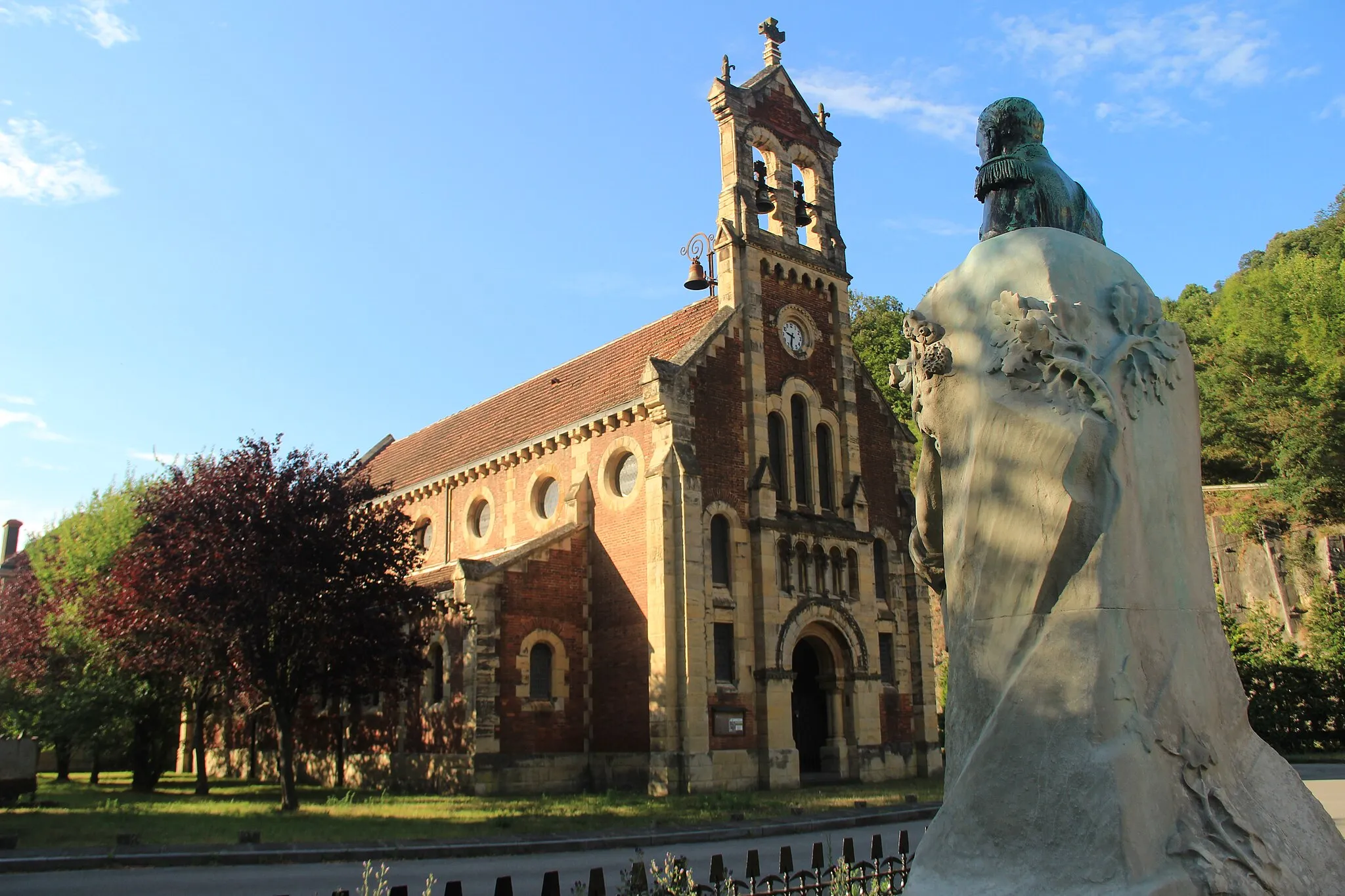 Photo showing: Village of Bustiello (Mieres). Church and monument to the 2nd Marquis of Comillas.