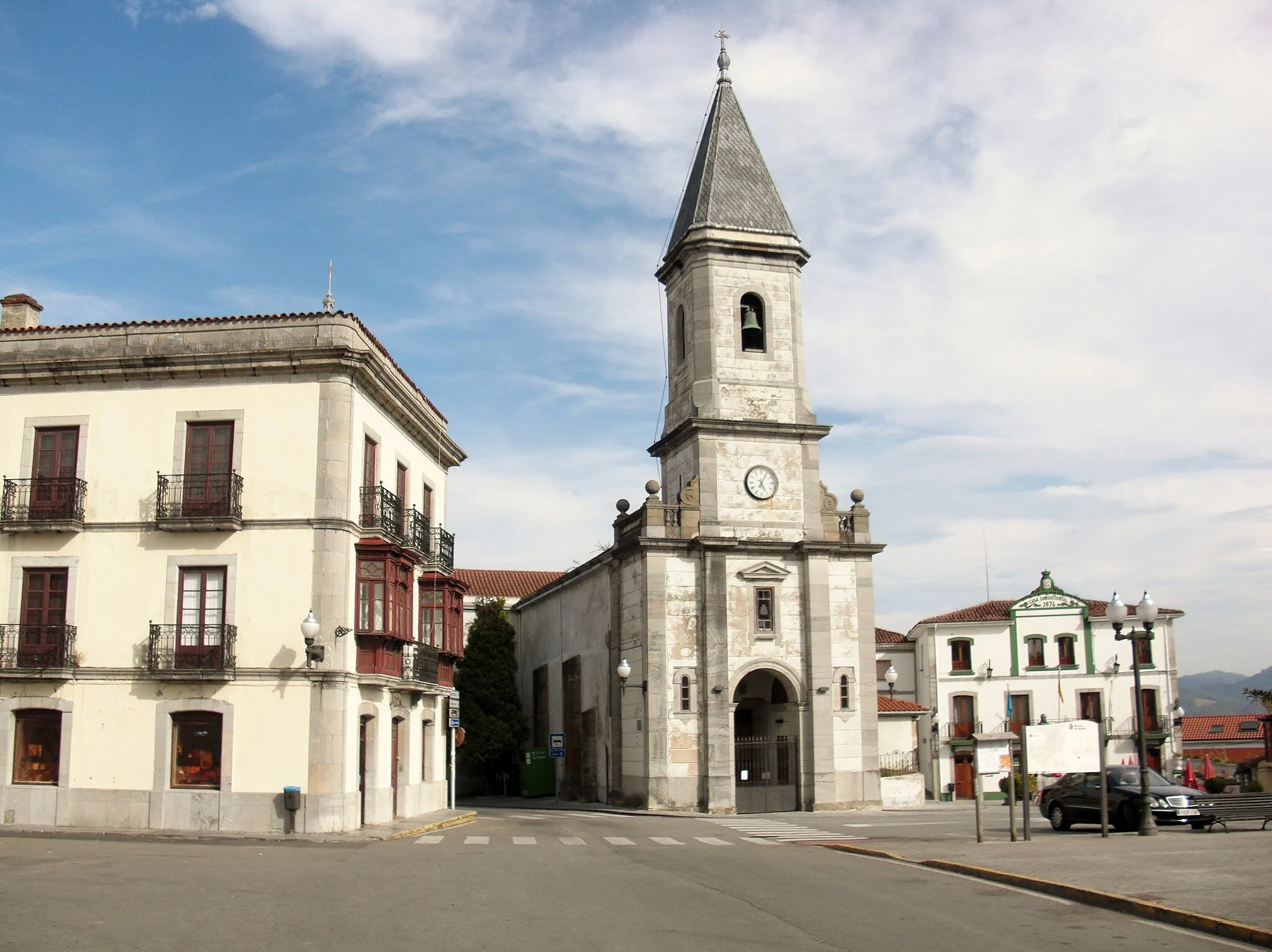 Photo showing: Situada al lado del ayuntamiento en la plaza del Marqués de Muros. Muros, Asturias