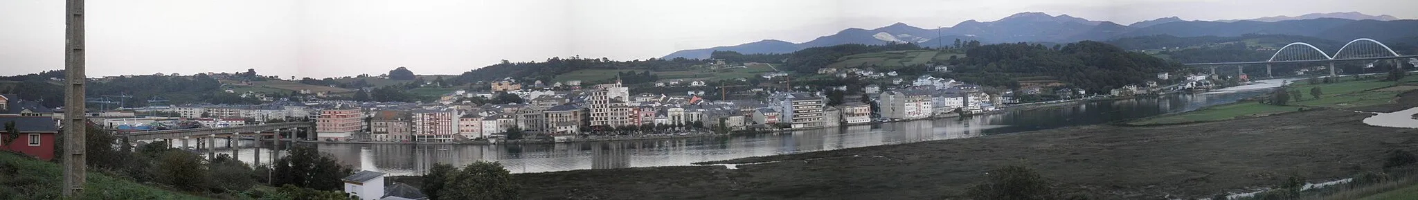 Photo showing: Esta ye una visión de la ciudá de Navia dende l'Espín nel conceyu de Cuaña.
