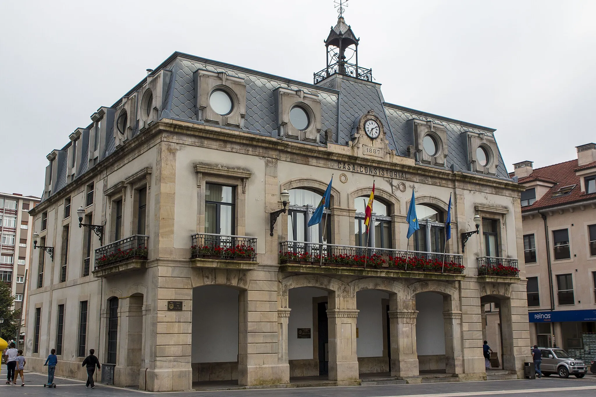 Photo showing: Edificio del Ayuntamiento del concejo de Siero, en la comunidad del Principado de Asturias (España). Se ubica en la capital del concejo, la villa de Pola de Siero.