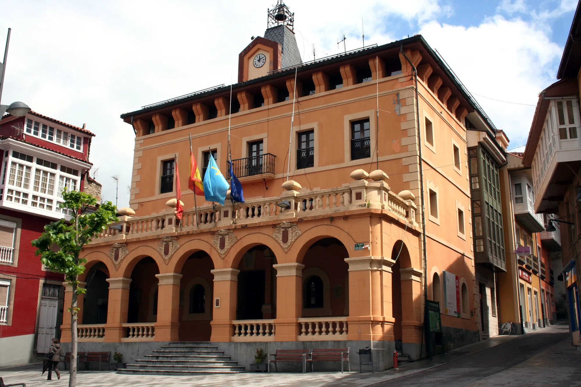 Photo showing: Ayuntamiento del concejo asturiano de Tineo