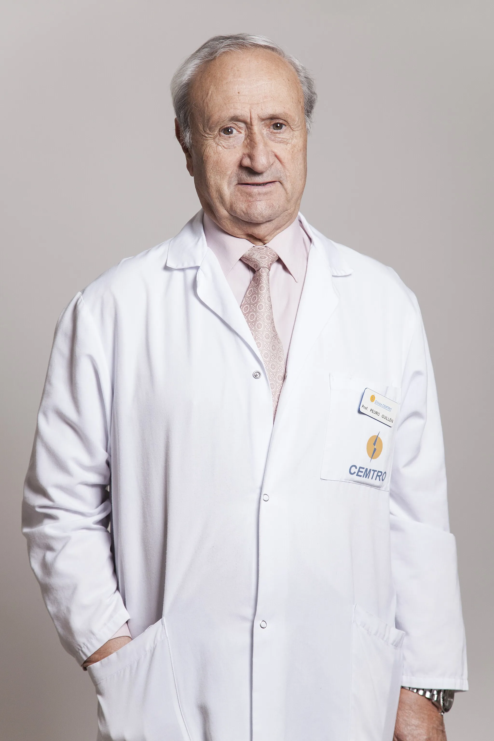 Photo showing: El Dr. Pedro Guillén García en la Clínica CEMTRO