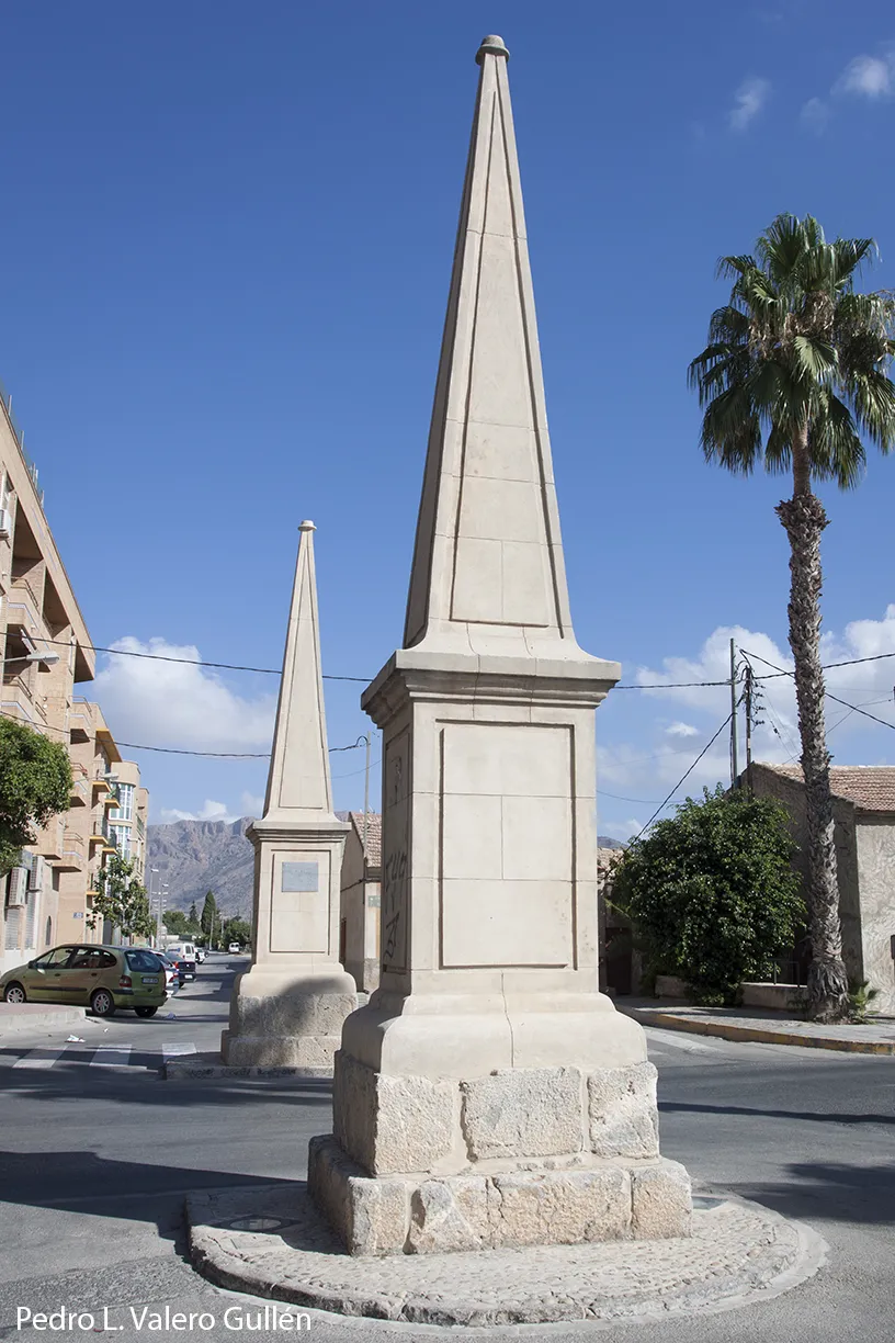 Photo showing: Monolitos que marcan la frontera entre los antiguos reinos de Castilla y Aragón (siglo XV). Se encuentran en la carretera Beniel-Orihuela, en la inersección con la Vereda del Reino (antigua cañada real, entre Beniel y Las Norias.