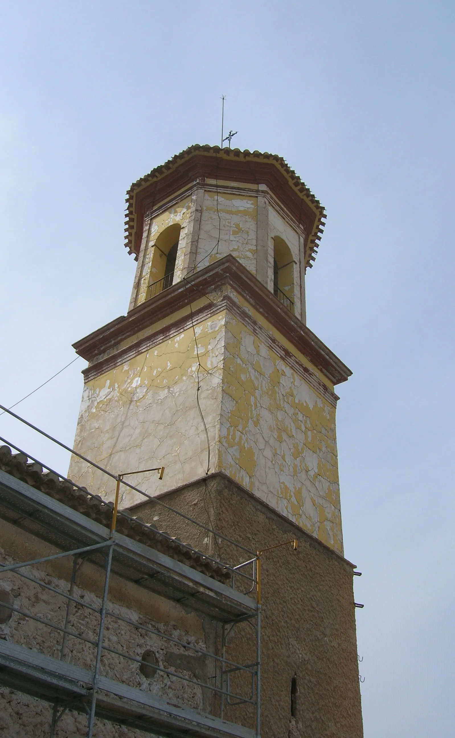 Photo showing: Campanar de la iglesia de los Santos, o ermita de los Santos, en Calasparra, Murcia, España. La iglesia está en proceso de restauración, en la fecha de la foto (1 de marzo de 2006). Fotografía propia, cedida al dominio público.