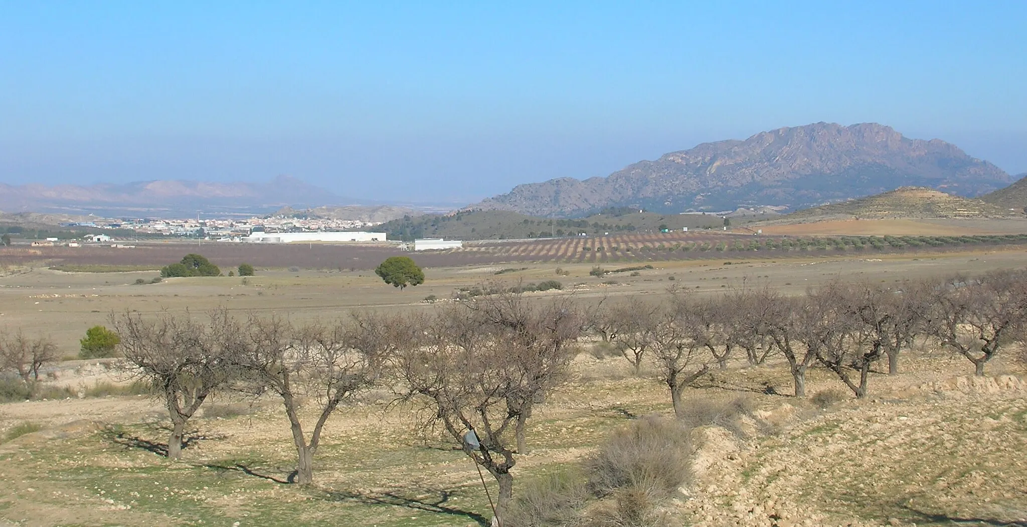 Photo showing: Calasparra, Murcia, España, y la sierra del Molino, vista desde la carretera de Moratalla, febrero de 2006. Calasparra, Murcia, Spain, and sierra del Molino. Own picture, given to PD.