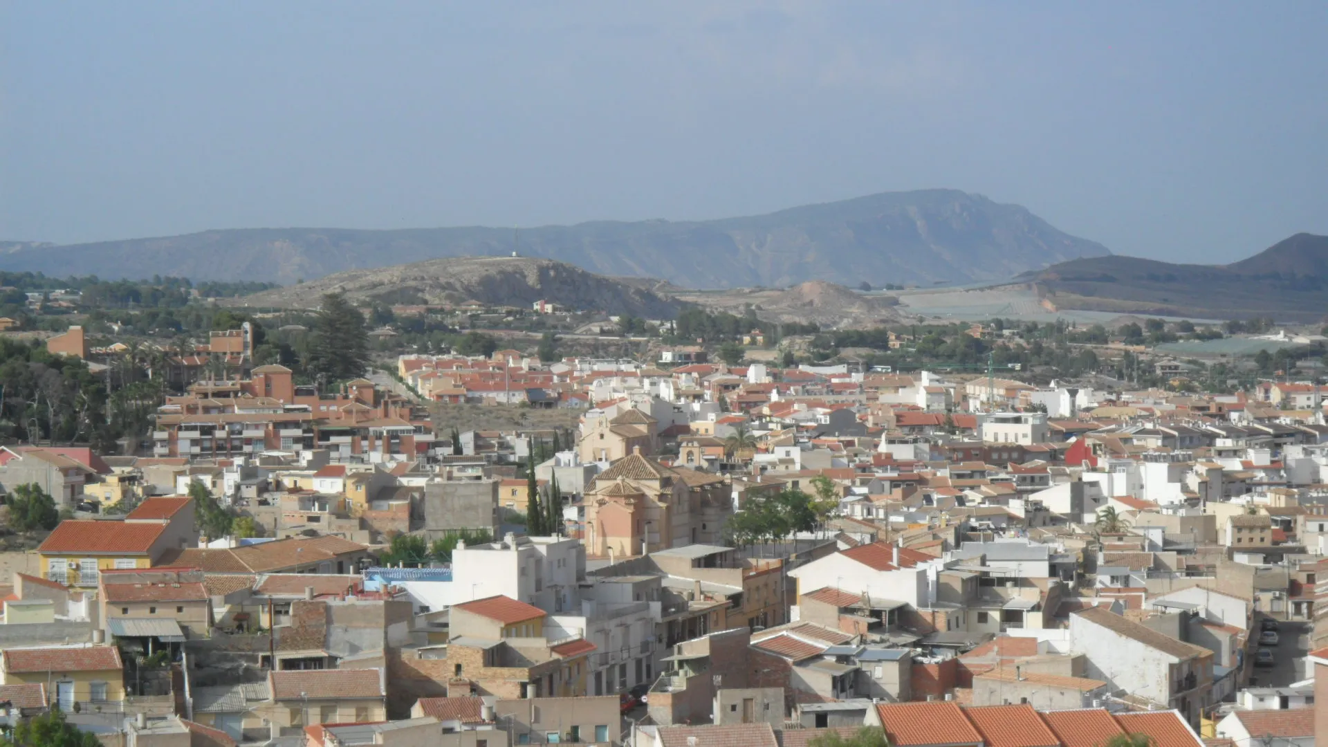 Photo showing: En esta imagen se puede observar la ermita de San José, y entorno a ella se encuentran distribuidas las viviendas que forman el Barrio.