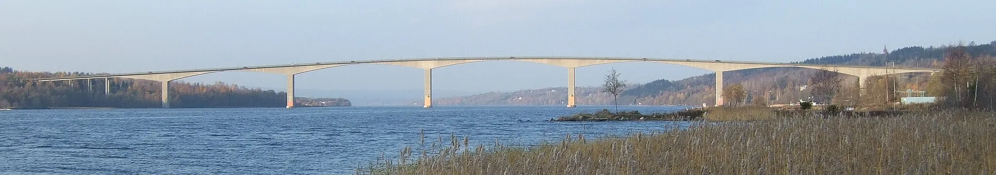 Photo showing: Alnöbron, the bridge to Alnö in Sundsvall, Sweden, viewed from the south. Original image cropped using GIMP.