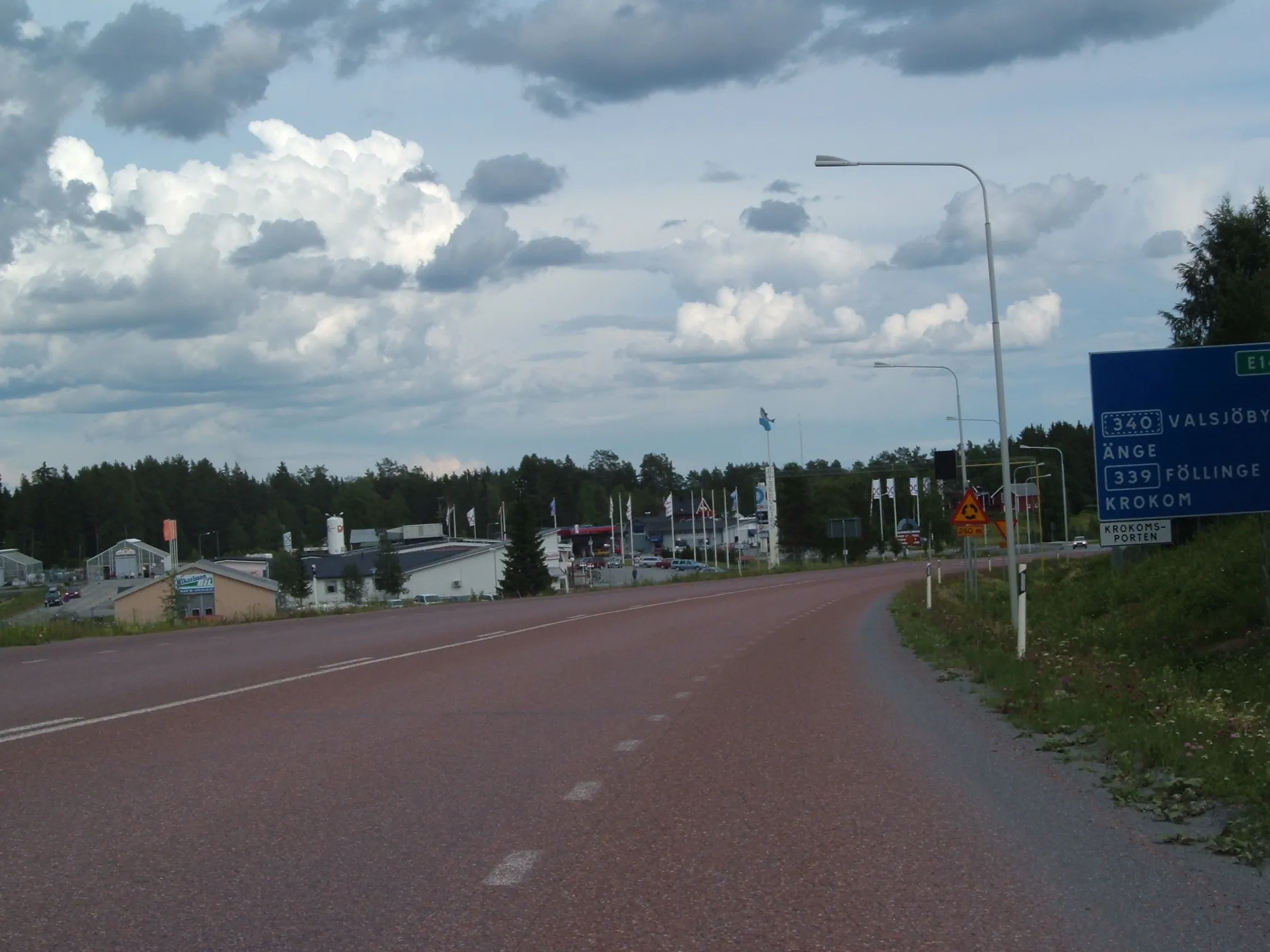 Photo showing: The roundabout of E14 and county road 339 in Krokom, Sweden