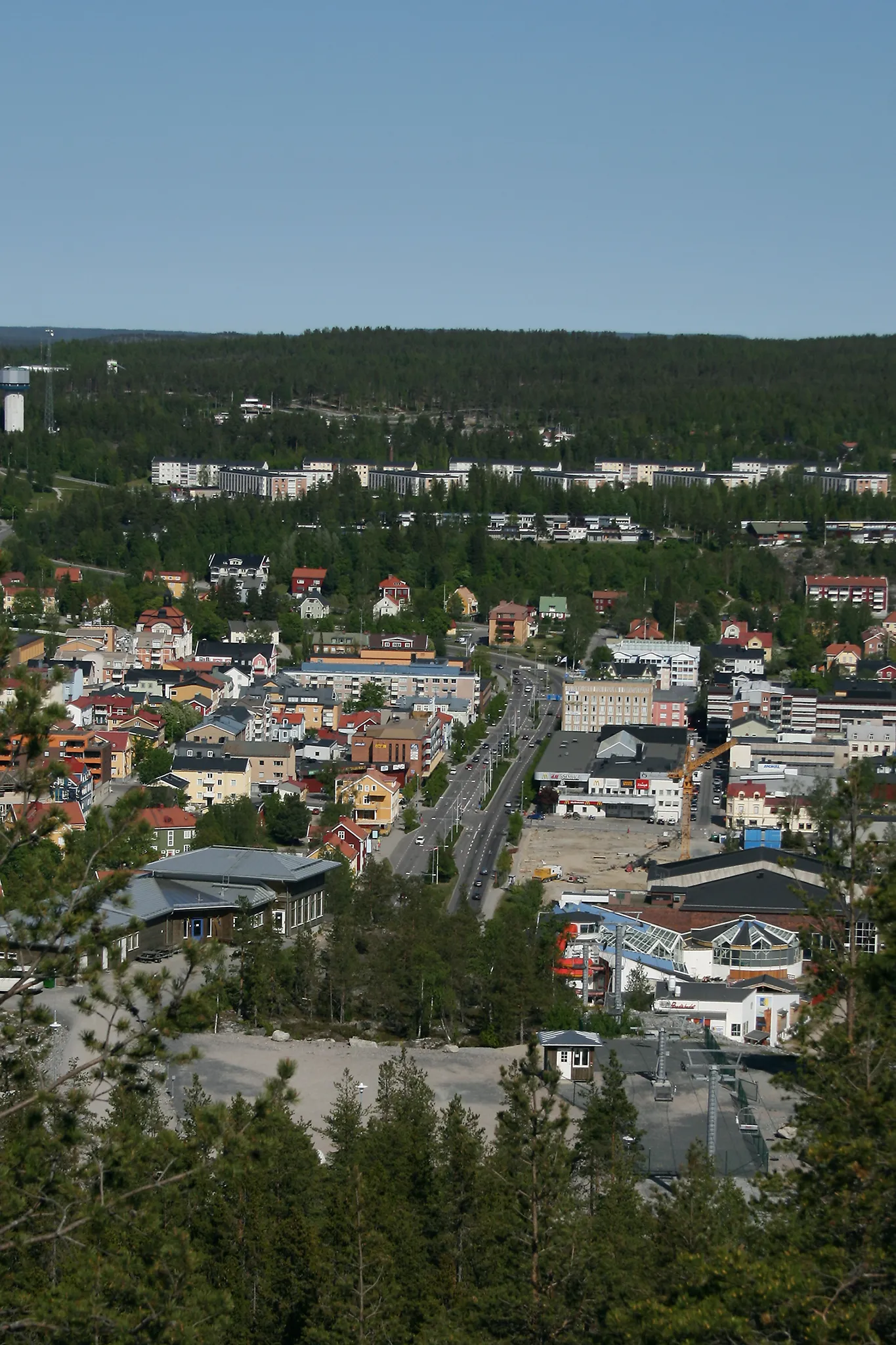 Photo showing: The E4 main road cutting through downtown Örnsköldsvik.