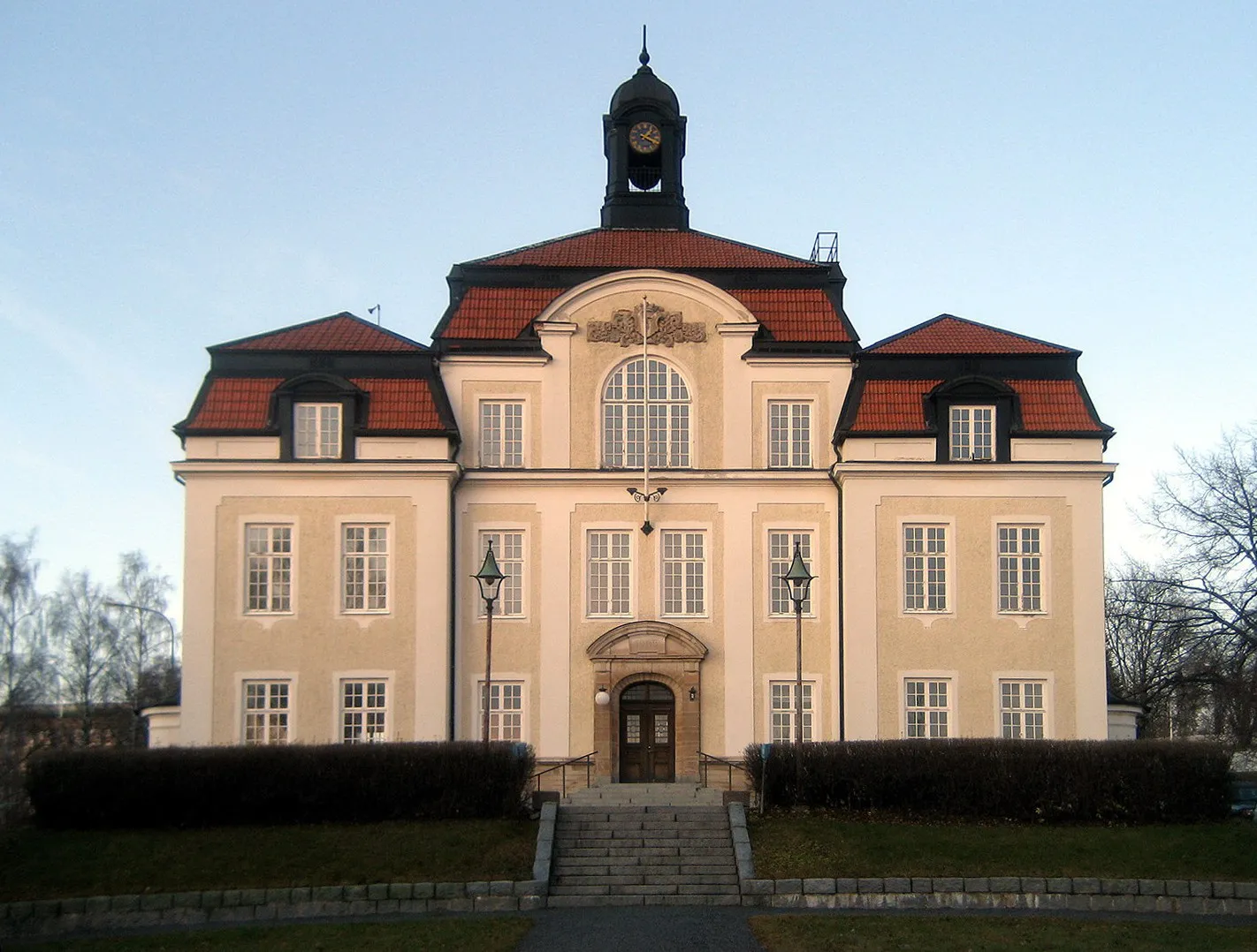 Photo showing: The former city hall (now school) in Örnsköldsvik, Västernorrland County, Sweden.