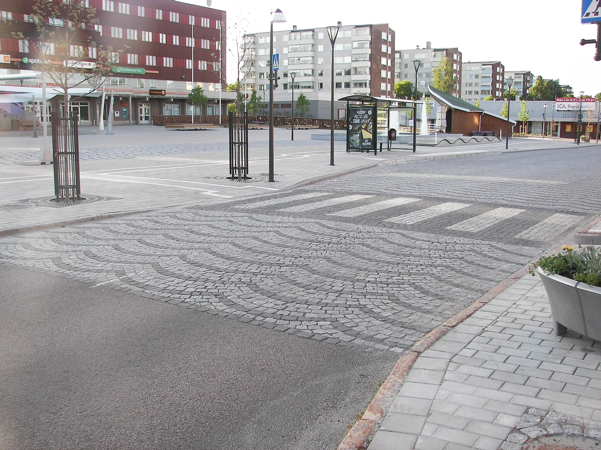 Photo showing: Gatsten i vågmönster på Köpmangatan vid torget i Timrå