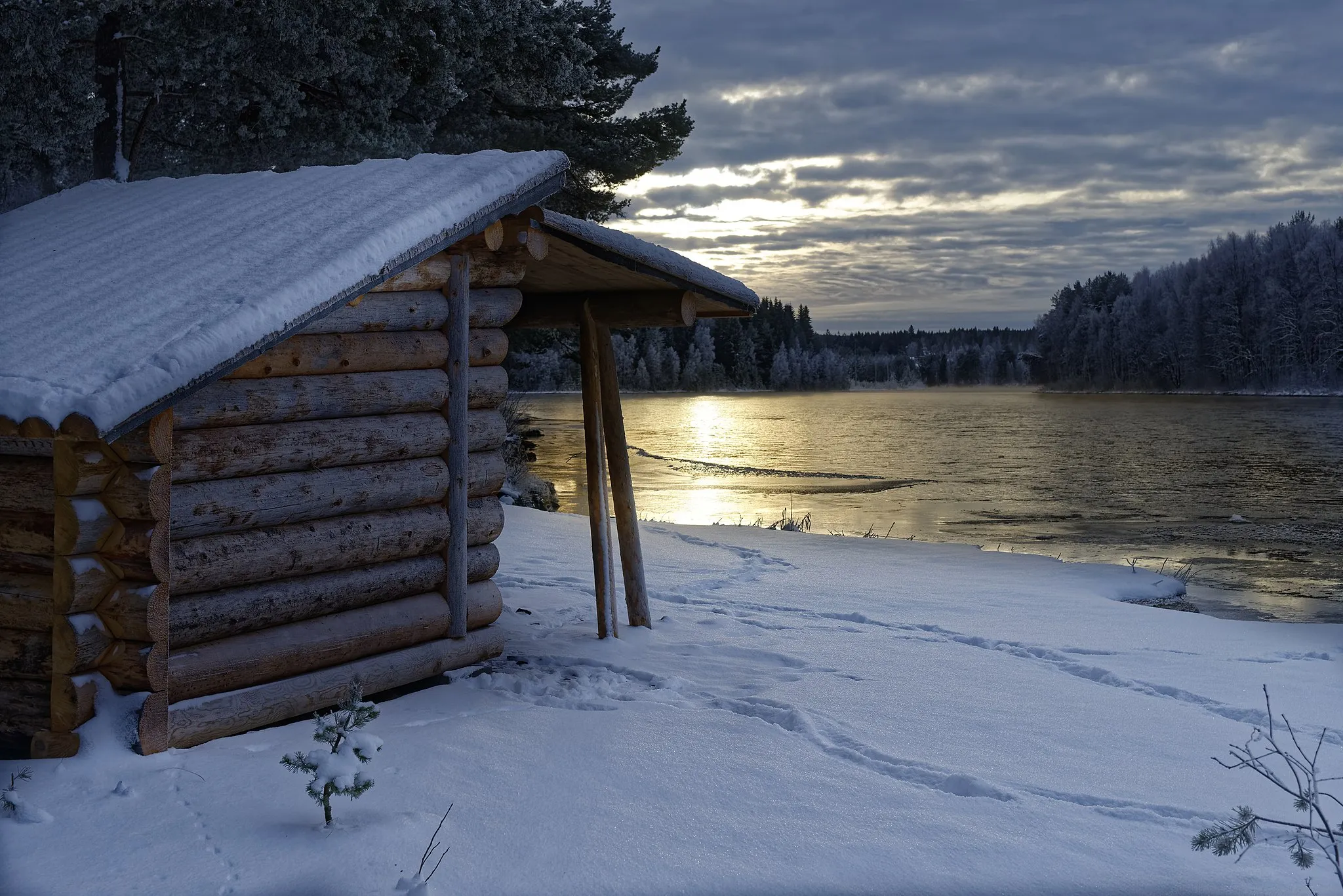 Photo showing: Barbecue area with hut at Älvdalen Camping, Österdalälven, Sweden.