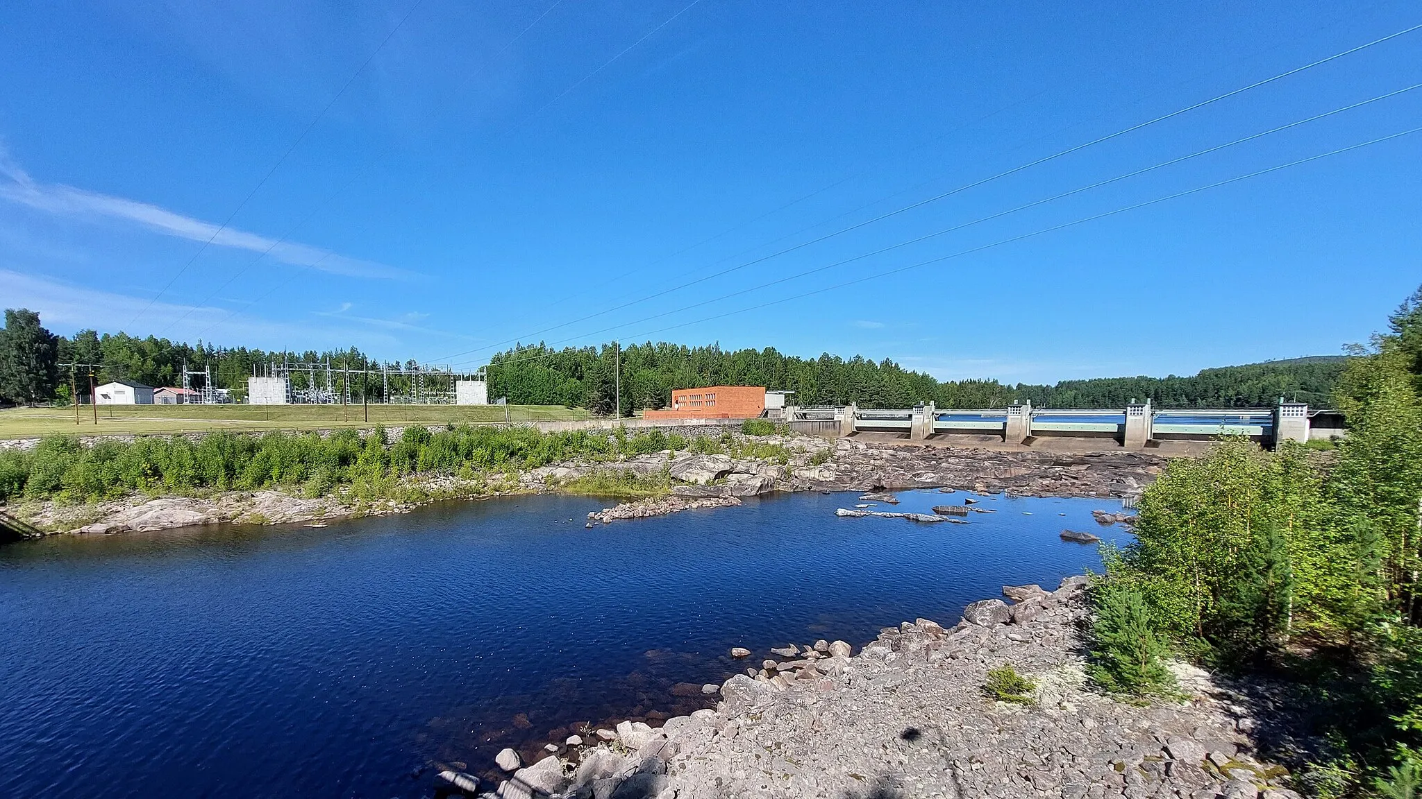 Photo showing: Norränge kraftverk i Bollnäs kommun i Gävleborgs län, fotad från bron över Ljusnan på Flästavägen.