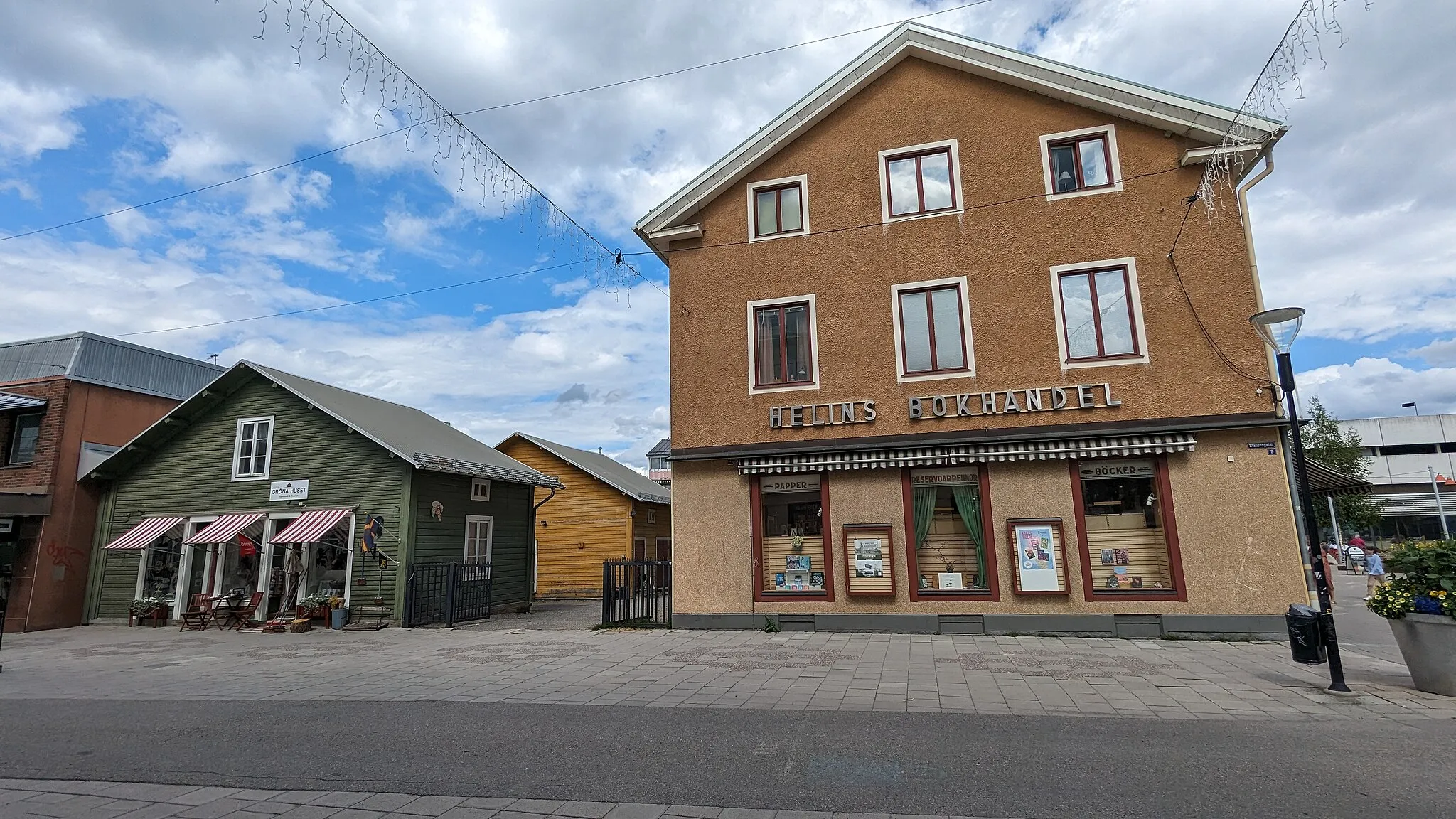 Photo showing: Västra stationsgatan 9 Bollnäs, med Helins bokhandel och Lilla Gröna Huset.