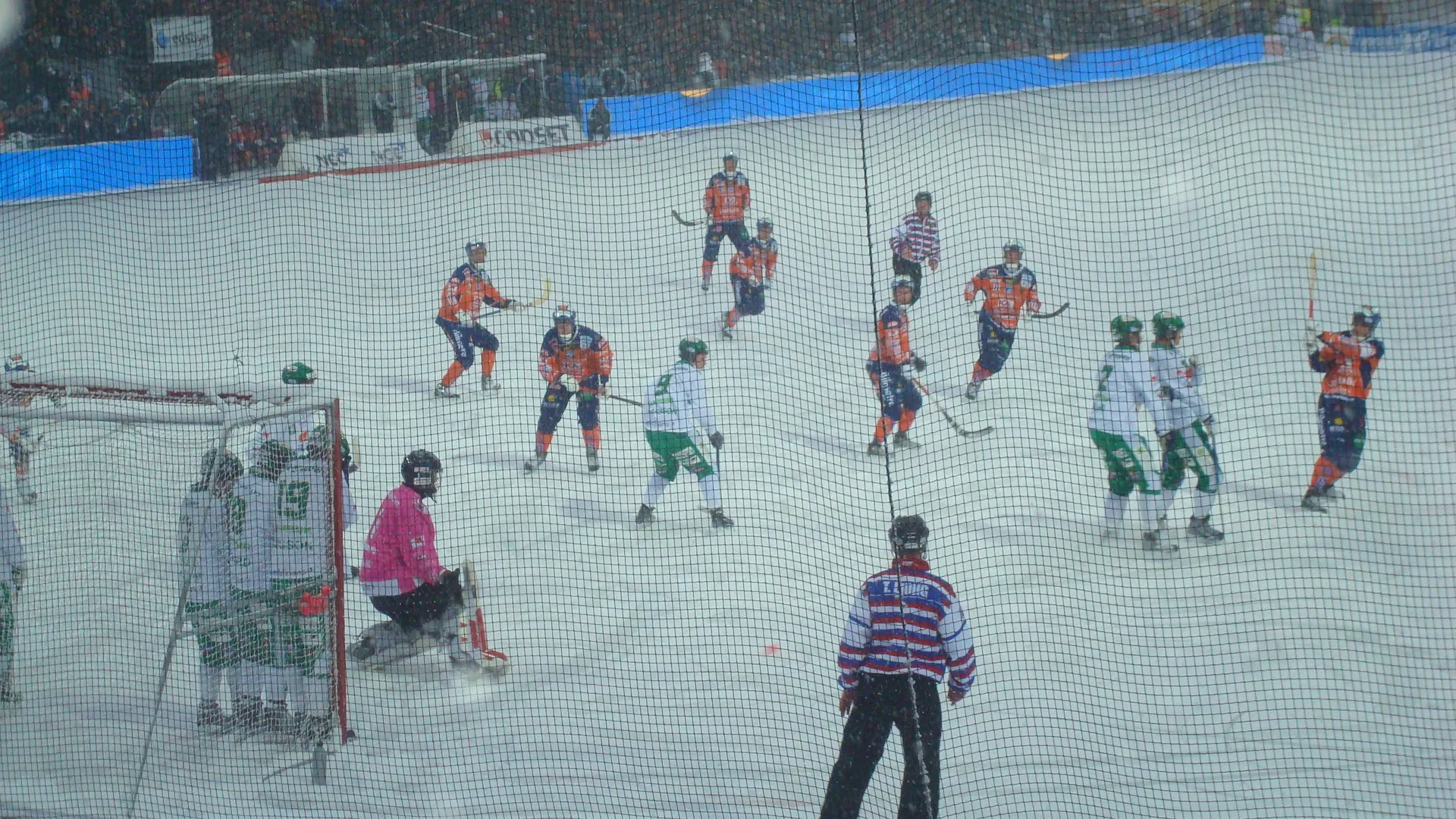 Photo showing: Bandyfinalen 2010, Bollnäs har precis slagit en hörna.