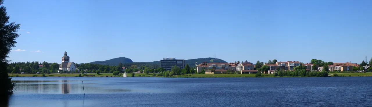 Photo showing: Vy över Bollnäs centrum tagen vid utloppet från Vågen.