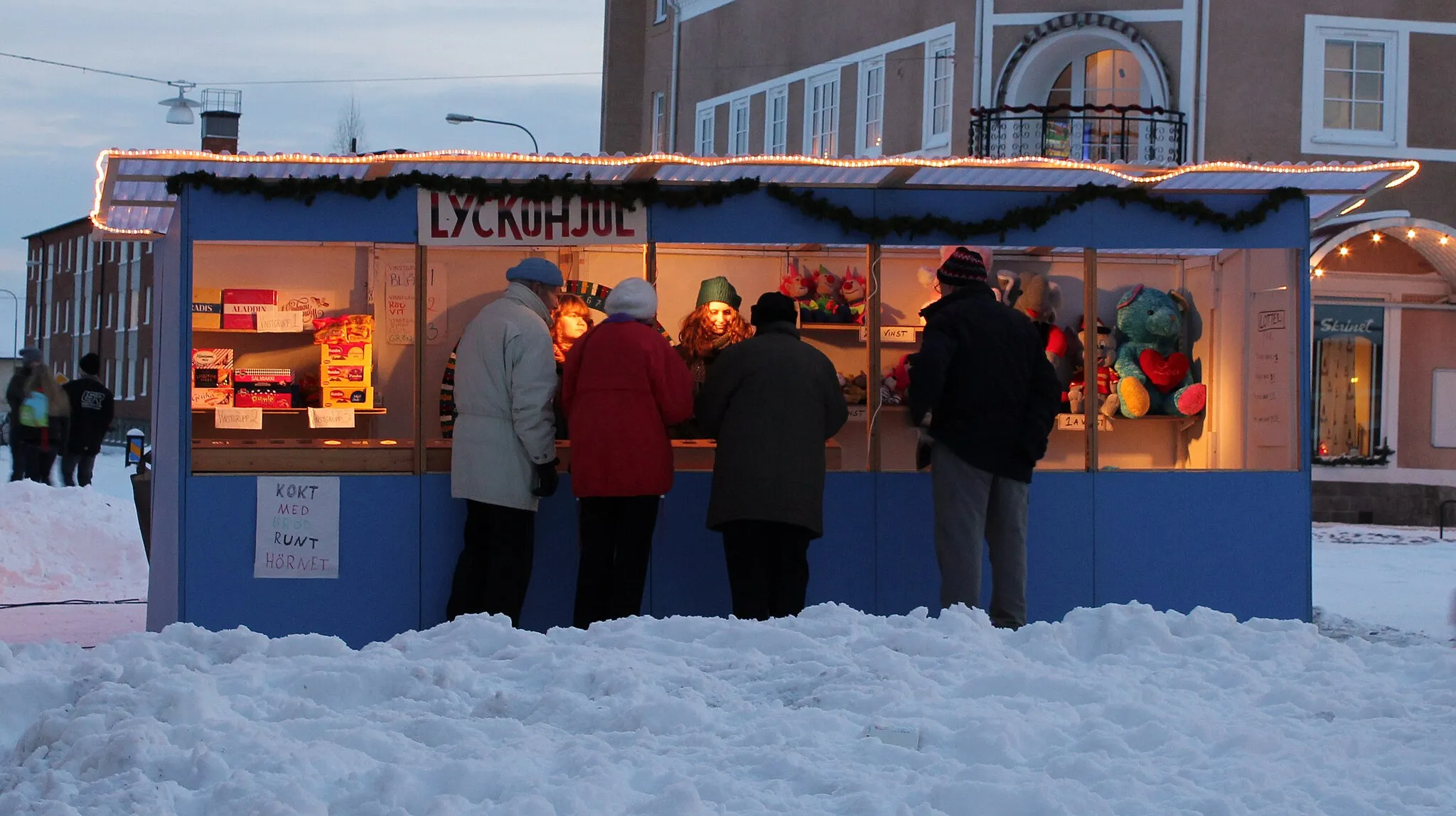 Photo showing: Fortune wheel stall at "julskyltning" (sort of christmas market), Hedemora, Sweden.