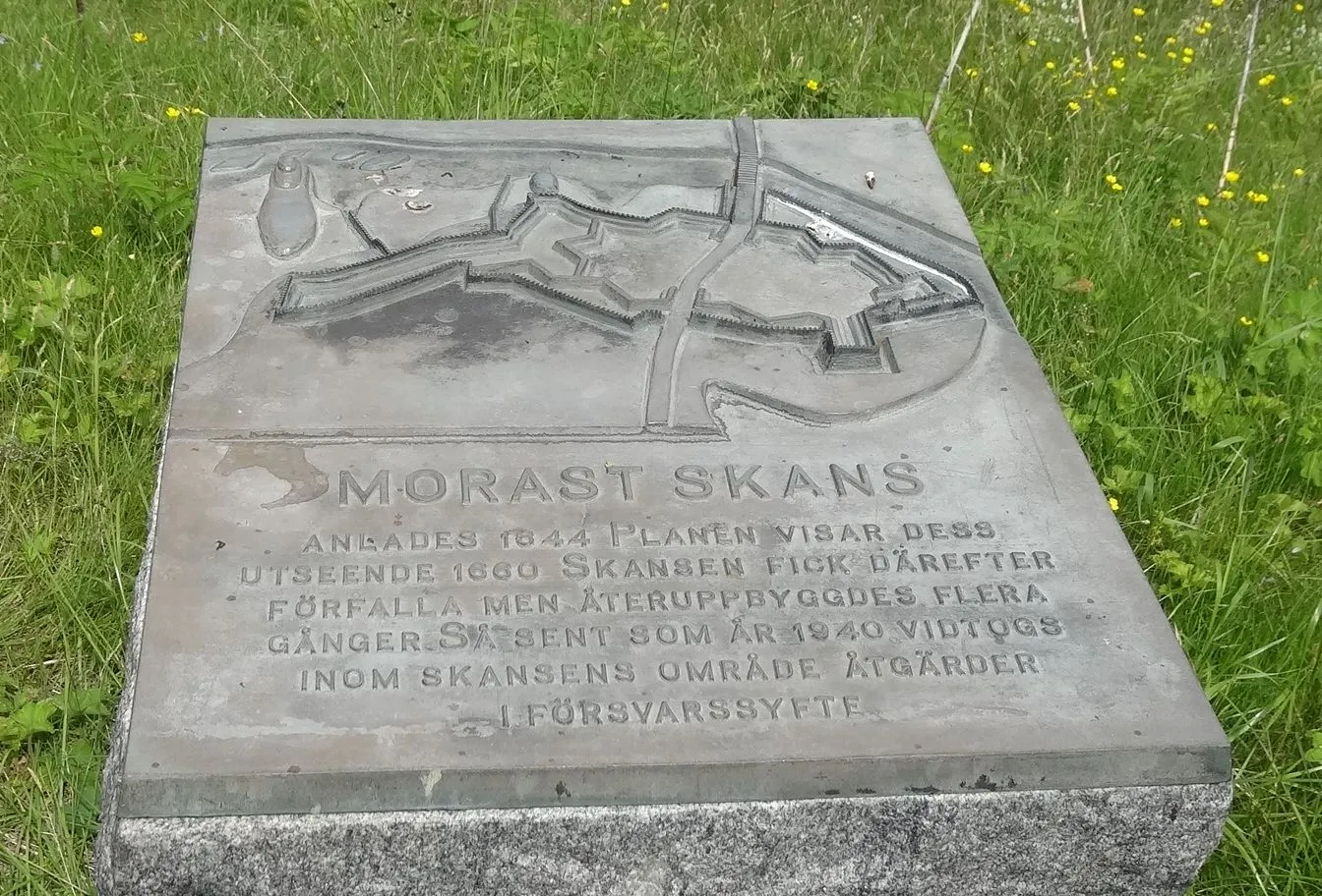 Photo showing: Plaque in the memory of Morast sconce, Charlottenberg, Sweden