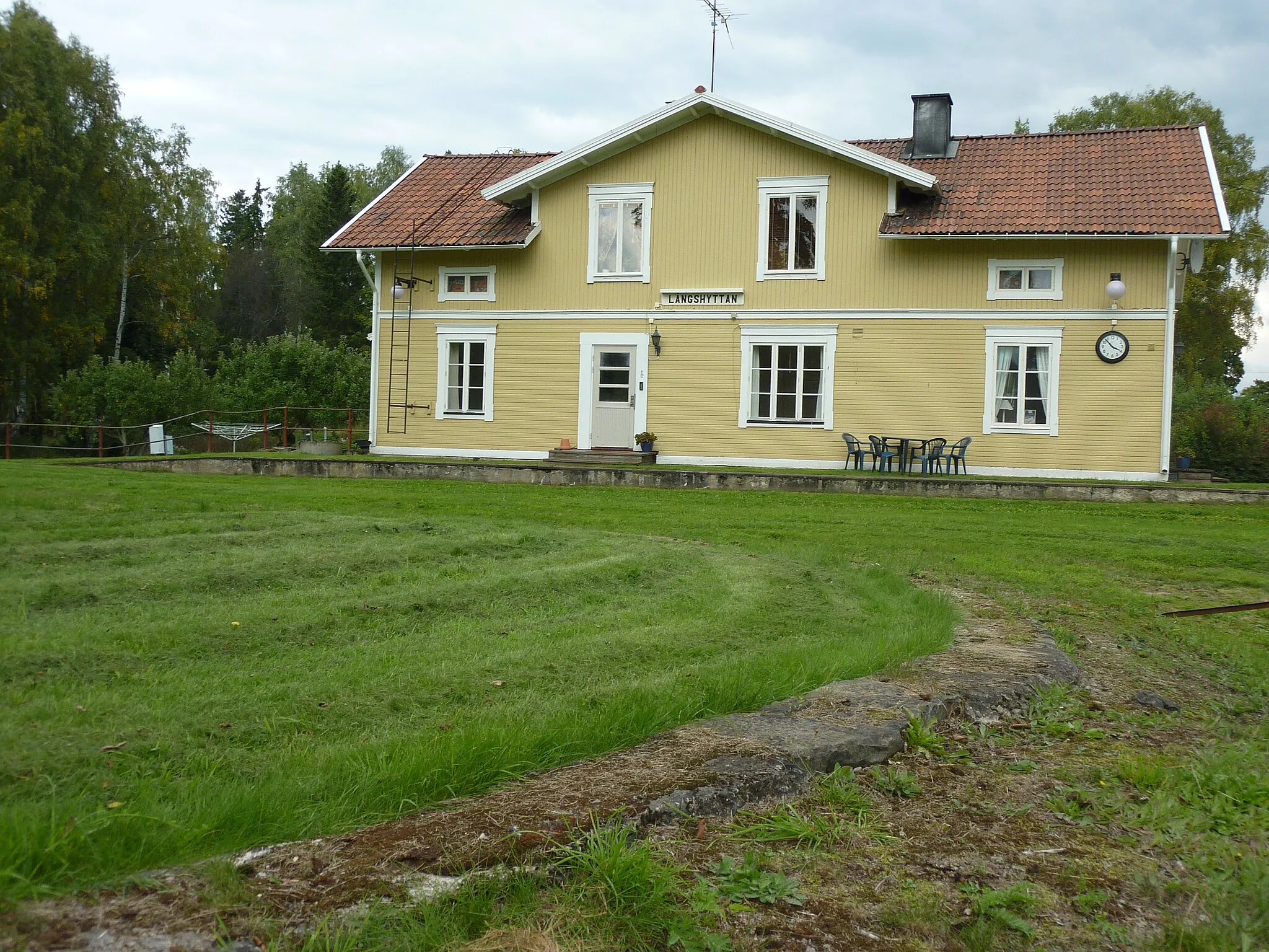 Photo showing: Railway station Långshyttan, Hedemora Municipality, Sweden. Former station at Byvalla - Långshyttan narrow-gauge railway