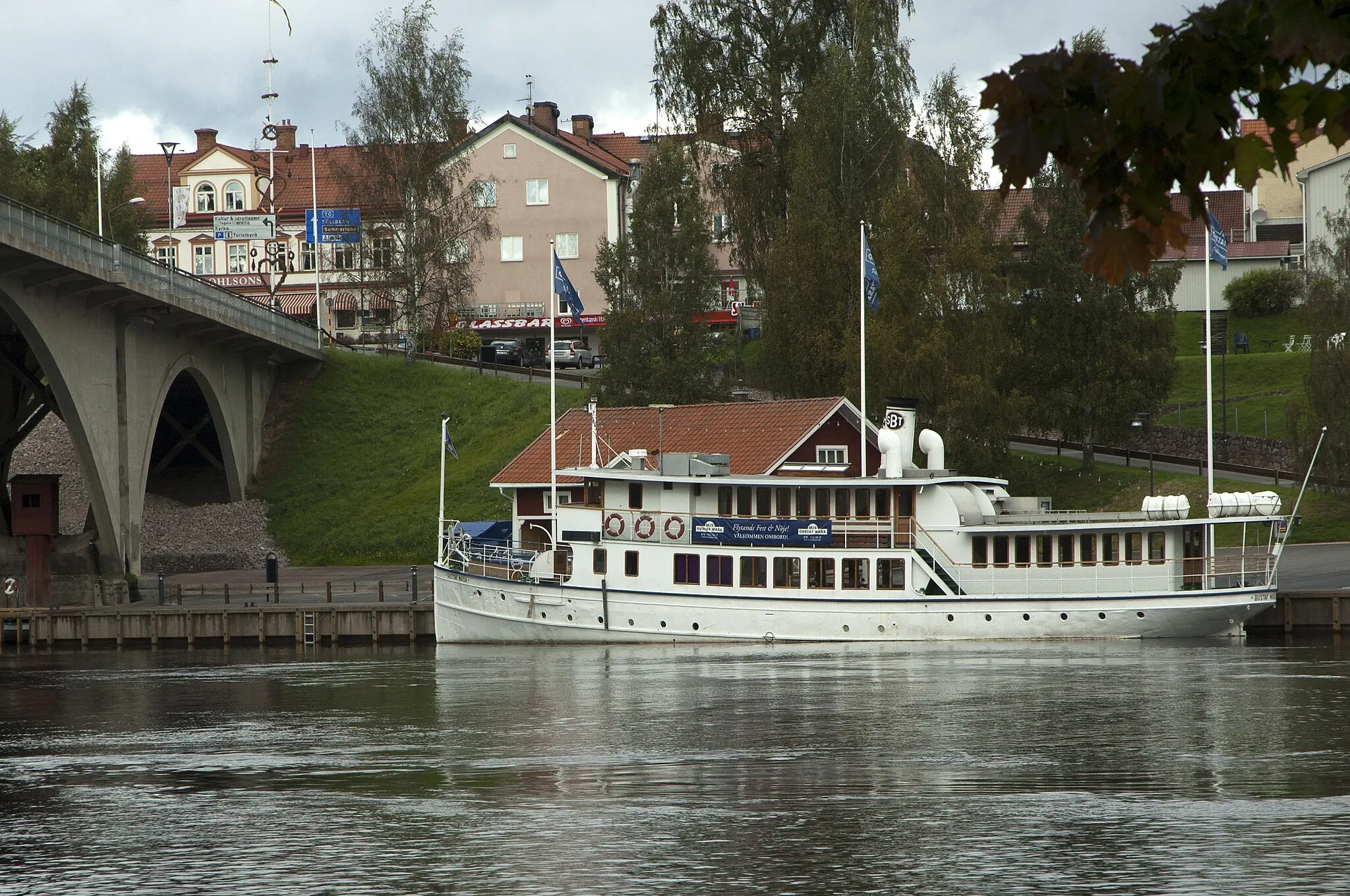 Photo showing: Passagerarfartyg, byggd: 1876 i Stockholm hopmonterad i Insjön, längd: 29.9m, bredd: 5.48m.