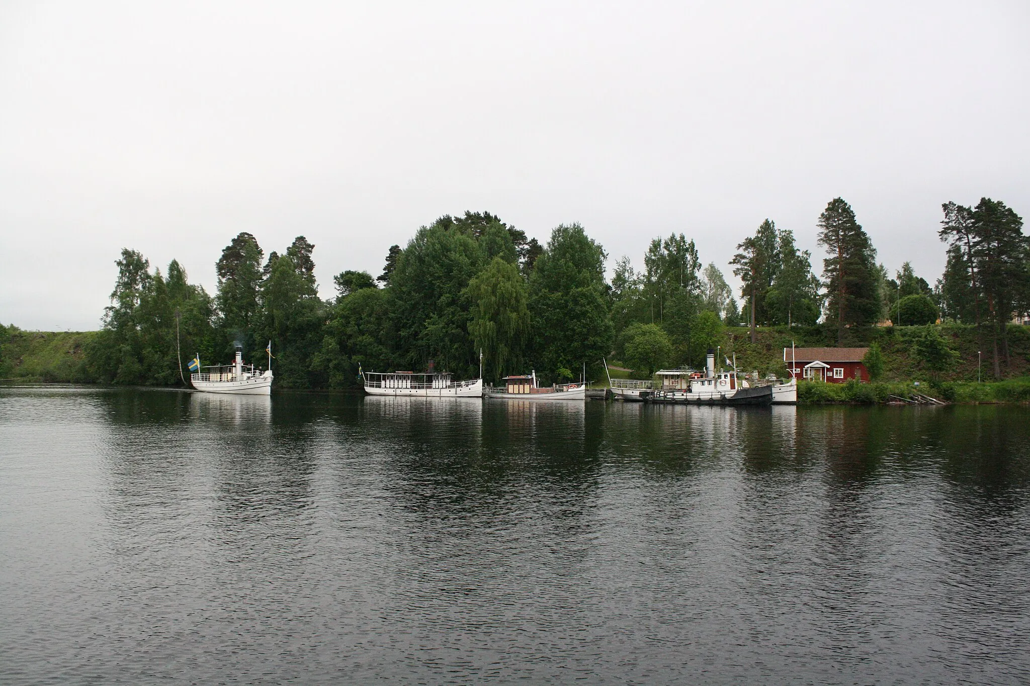 Photo showing: Från vänster: Göran, Insjön 1,  Gerdt, Elfdalen (vit), Baxi (svart). Den röda stugan är Leksands dykklubbs lokal.